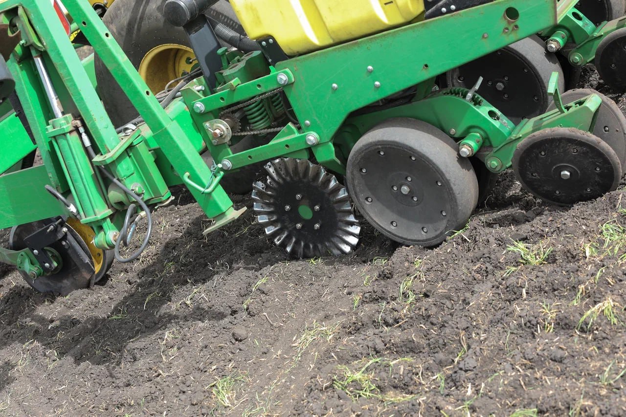 Приморские аграрии начали подготовку к весенней посевной кампании Уже обработано почти 270 тыс гектаров полей сообщили в региональном Минсельхозе В 2026 году сельхозпроизводители края планируют увеличить посевные площади под кукурузой до 130 тыс гектаров для этого необходимо закупить не менее 3 5 тыс тонн гибридов для посева Подробнее Подписывайтесь на нас в Telegram в MAX Оставляйте бусты