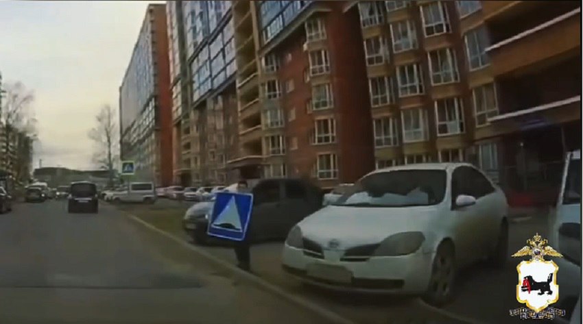 В Иркутске мальчик во время шторма держал дорожный знак В Иркутске 15 апреля во время сильного ветра мальчик решил помочь автомобилистам. Он поднял упавший дорожный знак «Искусственная неровность» и встал на его месте, показывая знак проезжающим автомобилистам. Об этом сообщает пресс-служба ГУ МВД России по Иркутской области. Полицейские отметили, что поступок мальчика удивил и водителей, и сотрудников ГАИ. А сам школьник стал героем соцсетей и телеграм-каналов. «Спасибо тебе, юный помощник сотрудников Госавтоинспекции!» — написали в телеграм-канале полиции. #иркутск