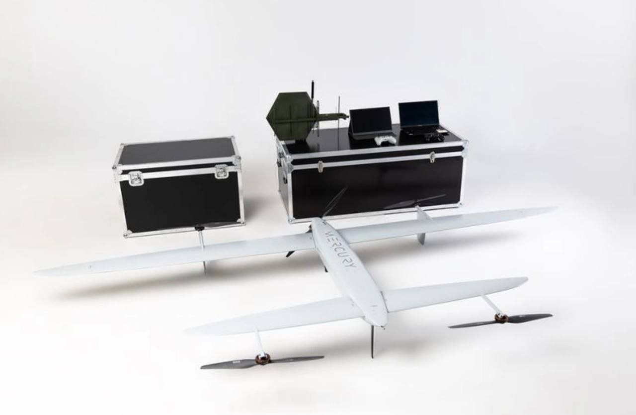 Украинская компания Aviation New Technologies представила новый разведывательный дрон MERCURY. Как сообщается, это полностью украинский дрон, разработанный в сотрудничестве с военными. Его заявленные характеристики: - максимальное расстояние полёта - до 200 км. - дальность полета без связи с записью на борт - до 100 км. - дальность полета с передачей видео в реальном времени - до 70 км. - время сборки от момента развёртывания до готовности к взлету - до 15 минут. - продолжительность полёта - до 3 часов. - рабочая высота - до 1200 м, скорость - 65-90 км/ч. - оптика 2-в-1 - дневная камера с 270-кратным зумом, тепловизор 640х480. - защита от средств РЭБ - два независимых канала связи, работа в условиях активной РЭБ. - адаптивный софт и три режима полёта: ручной, автоматический и по маршрутам GPS/GLONASS. - возможность старта с любого участка 5х5 м без катапульт.