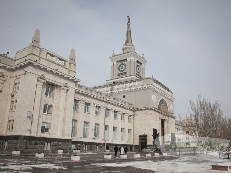 Находился в розыске: волжские приставы нашли должника по алиментам в поезде  Сотрудники Волжского городского отдела ССП № 2 при поддержке транспортной полиции задержали злостного неплательщика алиментов.  Как сообщили Волжский.ру в пресс-службе ГУФССП по Волгоградской области, волжанин накопил долг по алиментам размере 420 тысяч рублей. По решению суда он должен был ежемесячно выплачивать матери своего сына четверть всех доходов. Однако платить волжанин не собирался. Он не хранил денег на счетах и скрывался от приставов. Заочно вынесенное наказание в виде 20 часов обязательных работ не отбыл. В связи с этим волжанин был объявлен в розыск.  Проведенный комплекс мероприятий позволил установить, что должник купил билет на поезд «Москва – Волгоград».   Подробнее на Волжский.ру: