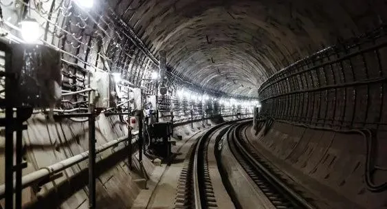 В Москве начали строить новый тоннель метро Тоннелепроходческий щит Виктория должен завершить проходку участка между ЗИЛом и Островом мечты в начале 2027 года В 2028 году планируется достроить участок от ЗИЛа до станции Курьяново В 2029 году должен быть готов тоннель от Курьяново до Бирюлево Ветка будет начинаться от станции ЗИЛ и далее пойдёт в сторону Западного и Восточного Бирюлева где к 2030 году согласно прогнозам проживать будет около 260 тысяч человек