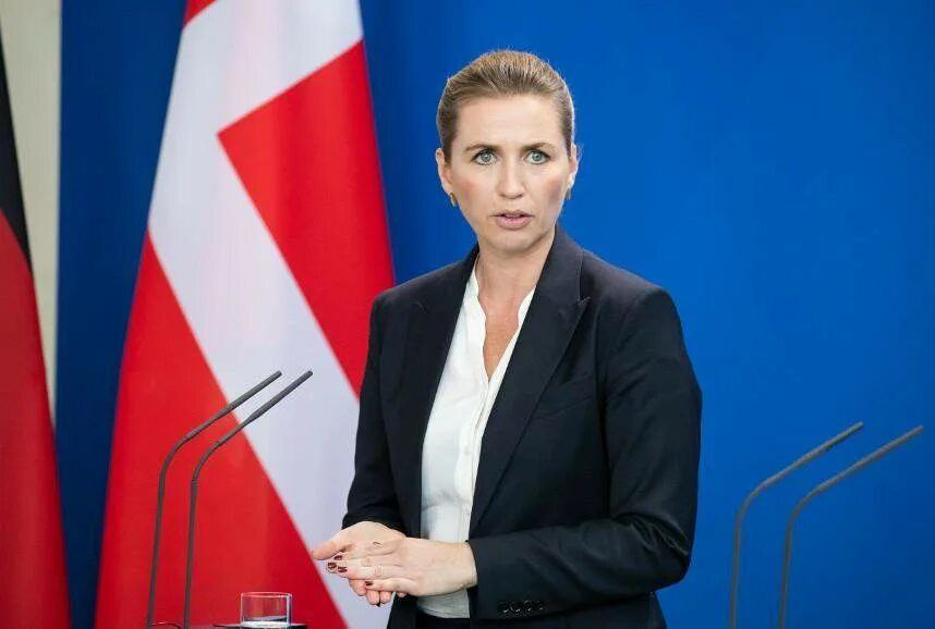 Викинги у руля  1 июля Дания официально переняла эстафету председательства в Совете ЕС от Польши. Лозунг Копенгагена — «Сильная Европа в меняющемся мире» — звучит броско, но за ним скрывается целый клубок проблем.  Премьер Метте Фредериксен назвала усиление оборонного потенциала ЕС ключевой задачей. Королевство, долгое время игнорировавшее общеевропейскую безопасность, теперь намерено тратить на оборону 5% ВВП к 2035 году. Более того, Дания согласилась на совместное производство оружия с Украиной на своей территории.  Но если с Киевом у Дании хотя бы есть договоренности, то с США — сплошная неопределенность. Дональд Трамп не раз заявлял о желании «купить» Гренландию, а в начале года даже намекал на военное решение вопроса. Европейские дипломаты опасаются, что датское председательство станет для Трампа поводом для новых провокаций.  Еще один приоритет Дании — ужесточение миграционной политики. Социал-демократы Копенгагена требуют упростить депортацию преступников-мигрантов и создавать «центры возвращения» за пределами ЕС. Первый такой лагерь в Албании уже провалился — идея оказалась дорогой и столкнулась с массой юридических проблем. Но Дания с Италией намерены продавить ее среди остальных 25 стран.  Сможет ли королевство добиться прорыва в вопросах безопасности и миграции — вопрос открытый. А пока Европа готовиться наблюдать за датским экспериментом.