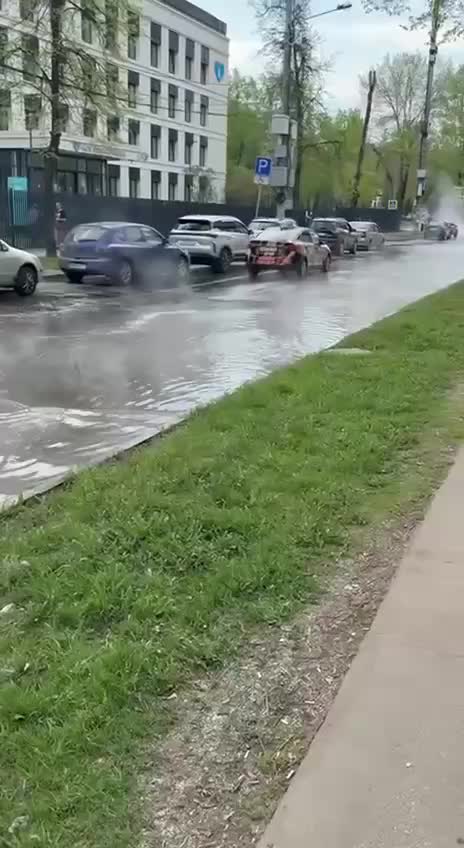 Коммунальная авария на Федеративном проспекте в Москве затрудняет движение