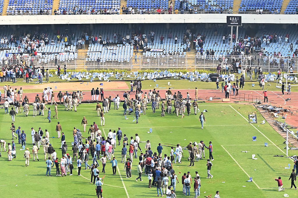 В Калькутте арестовали организатора визита Месси после беспорядков Полиция Калькутты арестовала Сатадру Датту главного организатора мероприятия с участием аргентинского футболиста Лионеля Месси на стадионе Salt Lake которое завершилось беспорядками болельщиков Об этом сообщает PTI Датта был арестован в аэропорту Калькутты куда он прибыл чтобы проводить Месси и его окружение направлявшихся в Хайдарабад Мы выясняем имела ли место ненадлежащая организация мероприятия которая привела к хаосу на стадионе Он задержан и полиция взяла ситуацию под контроль заявил глава полиции штата Западная Бенгалия Раджив Кумар Он добавил что организатор дал письменное заверение о возврате стоимости билетов разочарованным зрителям Getty Images Подписаться на РБК Спорт