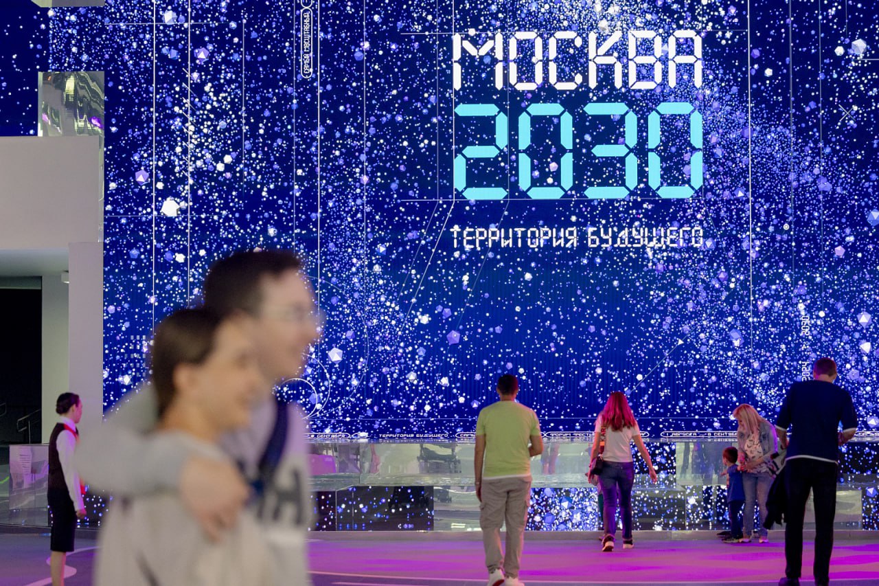 Перед стартом форума «Москва 2030» молодежи рассказали о профессиях будущего. В новом корпусе МГТУ имени Баумана представители ключевых городских сфер объяснили молодому поколению, как работают новые технологии столицы, и описали профессии будущего. Специалисты разных городских сфер поделились своими историями успеха, а также рассказали о том, как сейчас развиваются их профессиональные области благодаря современным технологиям и новым подходам, которые внедряются в столице уже сегодня. Особое внимание уделили тому, как будут меняться ключевые городские сферы, влияя на жизнь каждого москвича. Слушателями стали молодежь, студенты, преподаватели и другие желающие. Модератором встречи выступила Татьяна Коломиец, директор Центра развития карьеры правительства Москвы. Также в мероприятии приняли участие топ-менеджер группы ВТБ и автор Rutube-канала по финансовой грамотности Светлана Толкачева, доктор медицинских наук и главврач поликлиники №2 Наталья Шиндряева, машинист электродепо «Фили» первого класса Медина Тракич, журналист, кинолог и соорганизатор проекта «Питомцы в Москве» Григорий Манев. Кроме того, о своих первых шагах в карьере и адаптации в быстро меняющихся условиях рассказали заместитель гендиректора Аналитического центра Москвы Тимур Шакиров, начальник управления и развития «Цифрового двойника Москвы» Екатерина Питель, главный специалист Института Генплана Москвы Татьяна Магон.