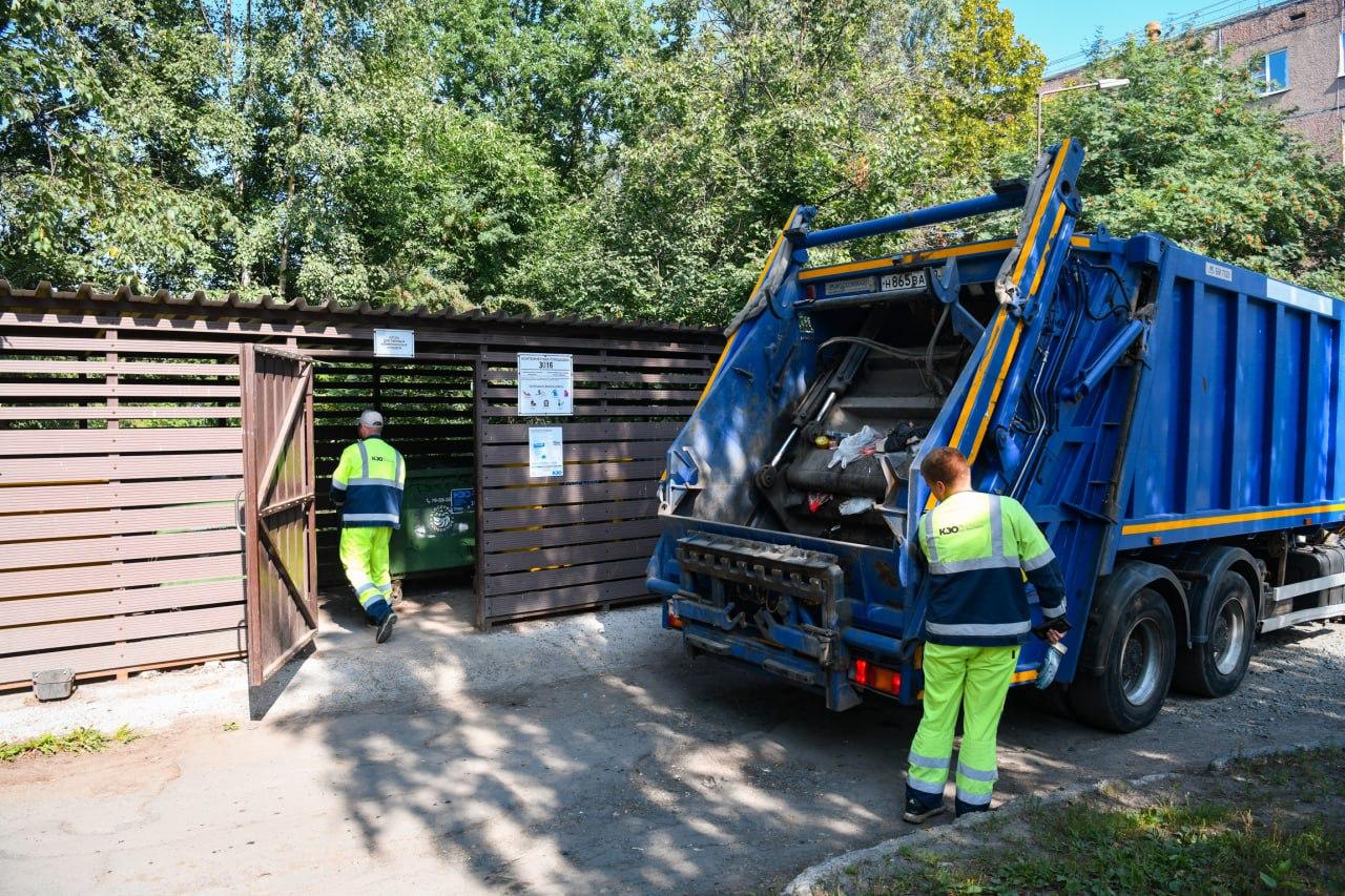 Магазинам и общепиту Карелии запретили выбрасывать мусор в контейнеры жилых домов Власти Карелии запретили магазинам и предприятиям общественного питания выбрасывать отходы в контейнеры предназначенные для жилых домов Об этом сообщил глава республики Артур Парфенчиков в своем канале в мессенджере Max Это прописано в новом порядке накопления ТКО разработанном минприроды Карелии по моему поручению с учетом правоприменительной практики встреч с населением и жалоб граждан написал он  Согласно новым правилам магазины и кафе обязаны организовать собственные места для сбора мусора либо в технических помещениях либо на специально оборудованных площадках Договоры на вывоз отходов для бизнеса также должны быть отдельными Помимо этого в документе детализированы обязанности по содержанию контейнерных площадок и правила складирования крупногабаритных отходов КГО Max Parfenchikov Karelia Telegram Max