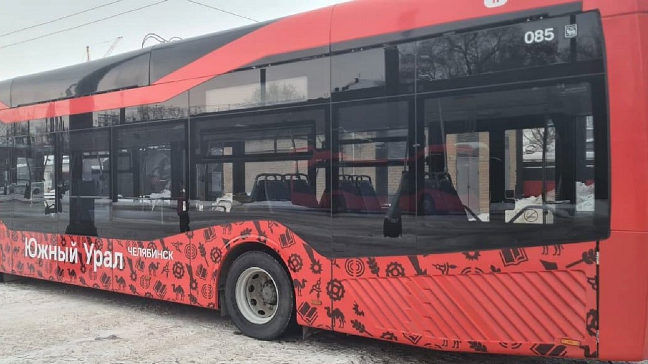 В челябинском троллейбусе голову ребенка зажало дверьми Случай произошел в троллейбусе который ехал по маршруту 14 ЧМК Парк Гагарина Двери стали закрываться в тот момент когда ребенок выходил из салона Впрочем полностью двери как уточнили в компании Челябинский троллейбус не закрылись поскольку сработала система антизажим Пострадавший пожаловался на головную боль его осмотрели медики Ситуацией также заинтересовались правоохранительные органы Проверку организовал Следственный комитет В Челябинском троллейбусе принесли извинения и добавили что водитель пройдет внеочередной тест на знание правил транспортного обслуживания Фото Челябинский троллейбус архив Подписывайтесь на Вести Южный Урал в MAХ