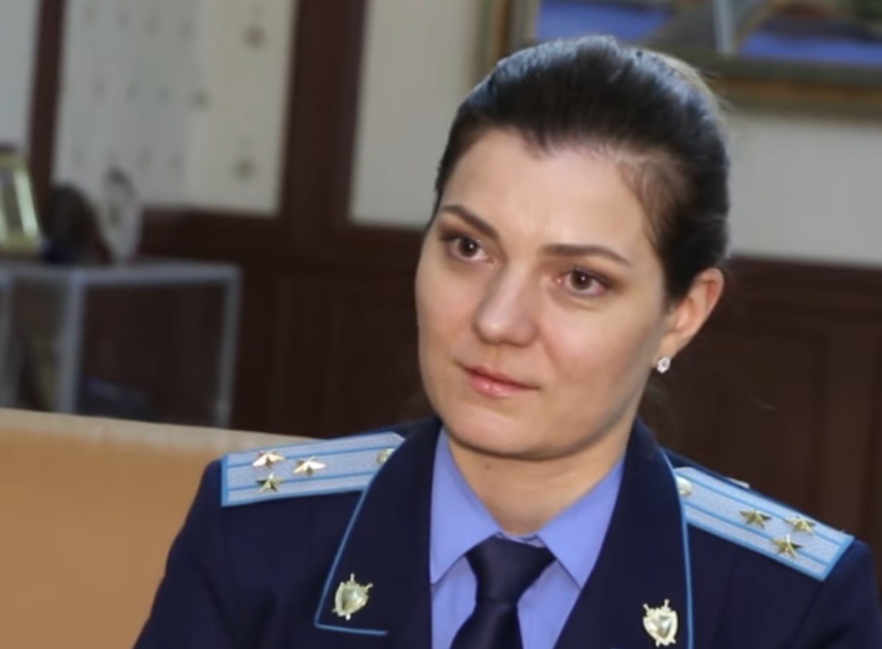 Подозревают в пытках: в Казахстане против экс-антикоррупционера Олеси Кексель завели дело "В совершении преступления, предусмотренного статьёй 146 части 2 подпунктов 1, 2 Уголовного кодекса "Пытки" , признана подозреваемой бывший замруководителя Следственного департамента Нацбюро по противодействию коррупции Олеся Кексель", – говорится в сообщении Генпрокуратуры. Олеся Кексель расследовала громкие коррупционные дела, где на скамье подсудимых оказались: Экс-премьер Серик Ахметов; Экс-министр здравоохранения Жаксылык Доскалиев; Экс-министр нацэкономики Куандык Бишимбаев. Ранее по обвинению в пытках задержали экс-главу Нацбюро по противодействию коррупции Татубаева.