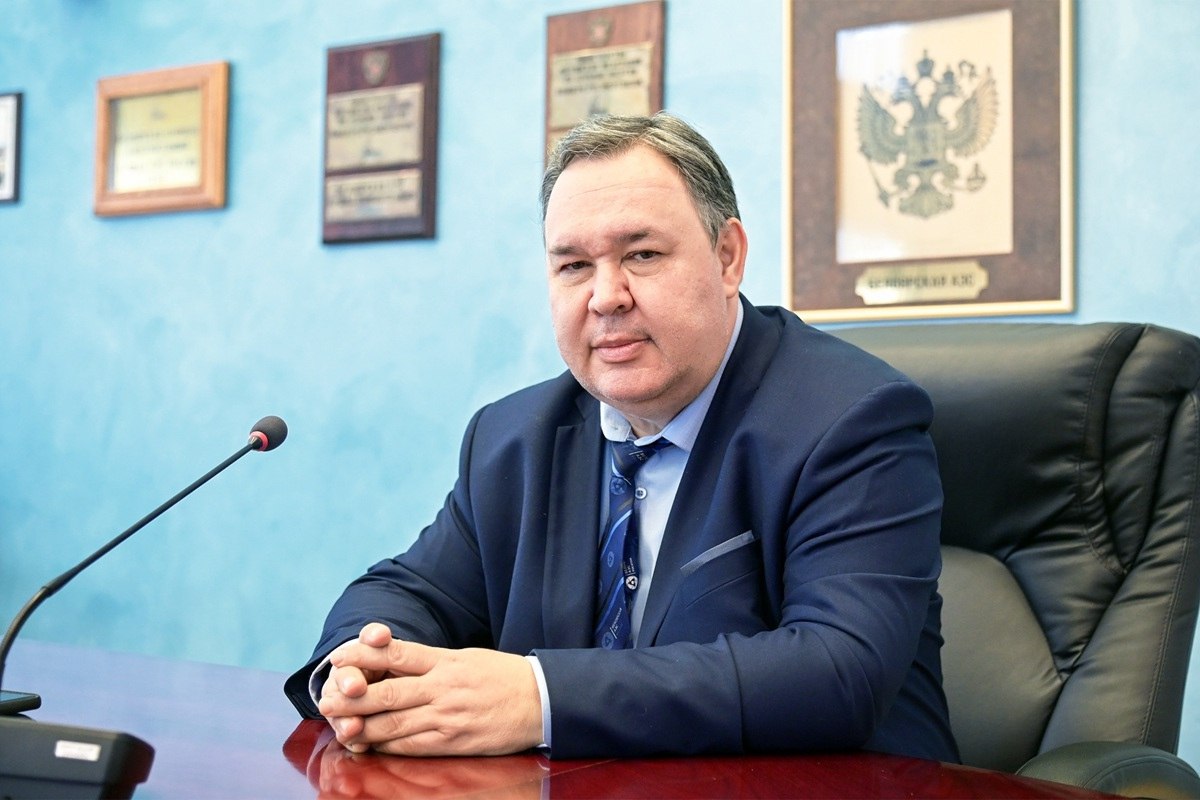Новым директором Белоярской АЭС стал Юрий Носов Стаж нового директора атомной электростанции составляет 40 лет. Свою карьеру здесь он начал в 1986 году с первой оперативной должности инженера-оператора реакторного цеха №2. Затем был ведущим инженером по управлению реактором, начальником смены РЦ-2, замначальника цеха, начальником реакторного цеха №2. С 2010 года являлся главным инженером Белоярской АЭС. Предыдущие 10 лет Белоярскую атомную станцию возглавлял Иван Сидоров. Сейчас Иван Иванович переведен на должность директора Смоленской АЭС. Фото: пресс-служба Белоярской АЭС «Уральский меридиан»