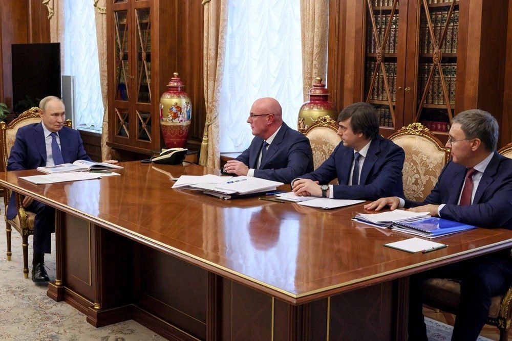 Итоги ЕГЭ, приемная кампания и особая квота для участников СВО: Путин провел совещание по вопросам образования "Закончилась сдача экзаменов в школе, прошли все выпускные, и сейчас начался другой этап - уже поступления в специальные учебные заведения, и в средние, и в высшие", - отметил глава государства. Глава государства добавил, что, хотя преподаватели школ уходят в отпуска, "жизнь продолжается, в том числе подготовка уже к следующему сезону". Вице-премьер Дмитрий Чернышенко рассказал, что было построено 1634 школ, которые дадут более миллиона мест. Президенту доложили о том, как прошли ЕГЭ и ОГЭ, какие предметы выбирали школьники для сдачи, как идет приемная кампания в вузы и о особой квоте для участников СВО и членов их семей. Подробнее - в материале Российской газеты Фото: ТАСС