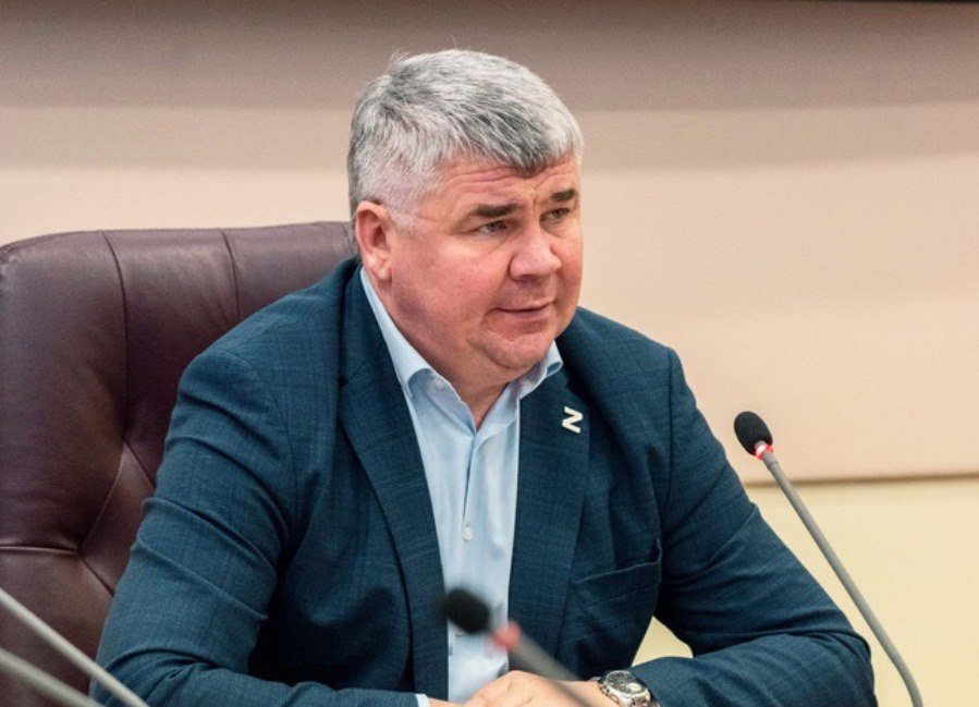 Глава Междуреченска Сергей Перепилищенко ушел в отставку Глава Междуреченского муниципального округа покинул пост руководителя, который занимал два года. Об этом он сообщил в своем телеграм-канале. «Нынешние реалии ставят перед нами серьёзные задачи, требующие особого подхода, а порой и кардинальных действий. После тщательного анализа ситуации и беседы с губернатором Ильёй Середюком я принял решение сложить полномочия главы. В будущем моему преемнику предстоит принять множество непростых, грамотных решений. Убеждён, что все они будут направлены на то, чтобы наш город жил и развивался, независимо от сложностей на пути к успеху», - написал он. «От всей души желаю Междуреченску процветания и благополучия, а каждому жителю — здоровья и счастья!»