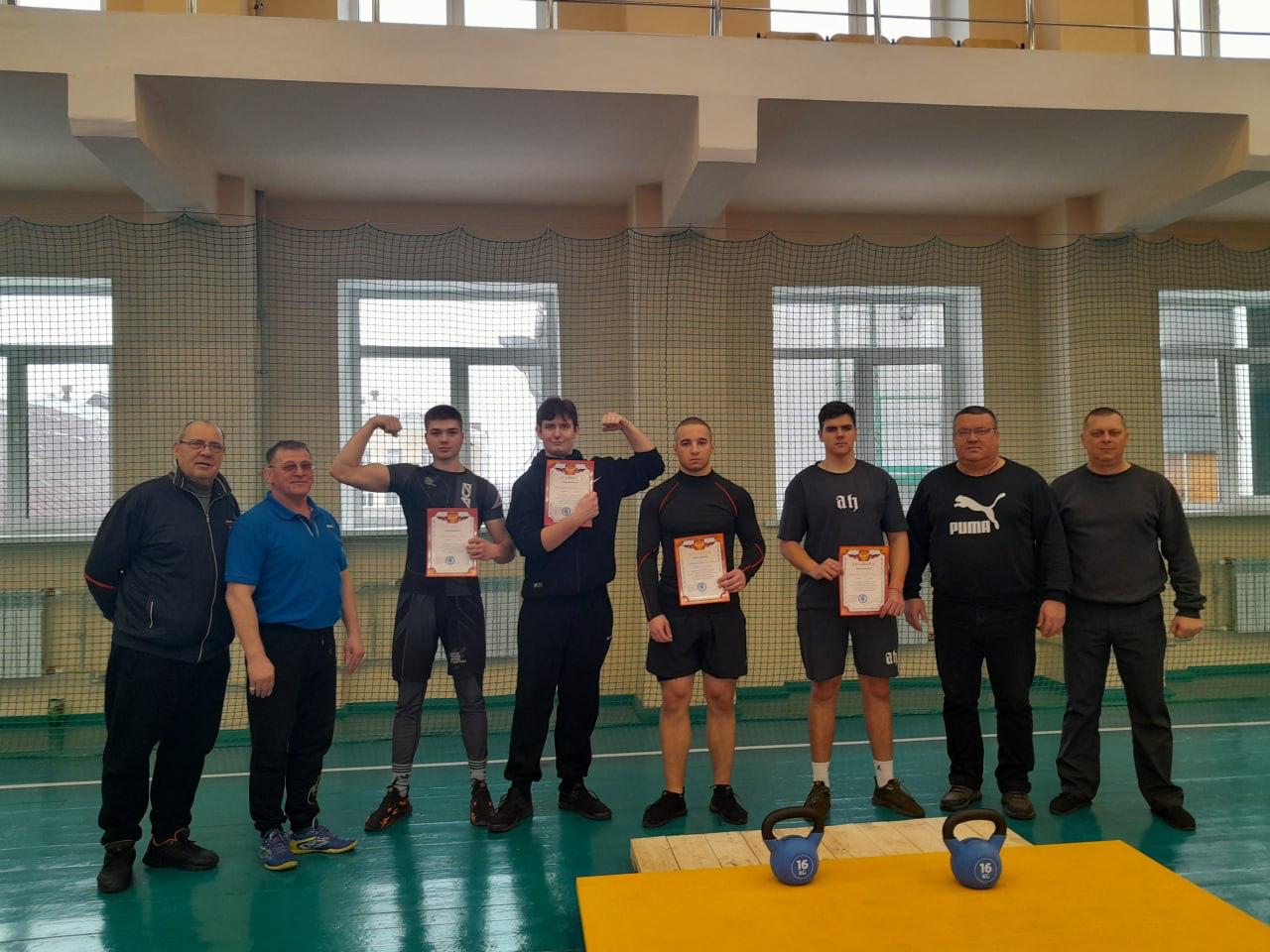 В Северодонецке прошел пятый этап Спартакиады среди студентов высшего и среднего специального образования Гиревики соревновались на базе спортивной школы 1   Партия Единая Россия поддержала событие   Предыдущие этапы фокусировались на ловкости и скорости Атлеты поднимали гирю проверяя силу и выносливость Соревнования развивают спорт среди студентов региона