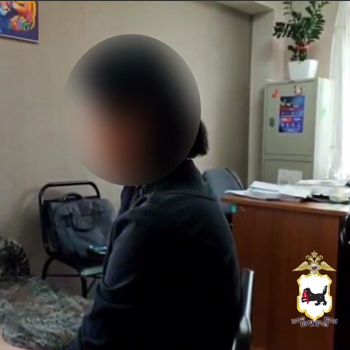 В Усолье-Сибирское доставили аферистку из Самарской области  Женщину подозревают в серии мошенничеств – она продавала несуществующий товар покупателям по всей России через мессенджер. С заявлением в Межмуниципальный отдел МВД России «Усольский» обратилась жительница города.  Оперативники установили взаимодействие с коллегами из Самары, установили местонахождение 39-летней женщины, задержали и доставили ее в Иркутскую область. Женщина рассказала полицейским, что создала группу купли-продажи недорогой одежды и текстиля под названием «Одежда от 500 до 1000 рублей». С клиентами связывалась по телефону и просила перевести деньги на банковскую карту, а как только оплата поступала, заносила номер покупателя в «черный список» и переставала выходить на связь.  Только установленный ущерб от ее действий превысил 60 тысяч рублей. Однако полицейские не исключают, что жертв намного больше - в сообществе подозреваемой состоят свыше двух тысяч человек. Возбуждены уголовные дела о мошенничестве, совершенном с причинением значительного ущерба.