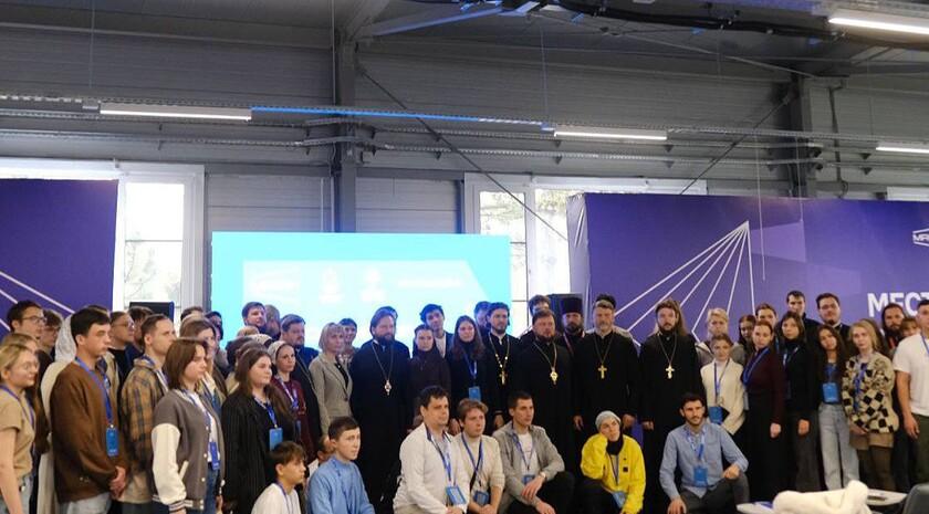 В Бердянске прошел первый Форум православной молодежи Первый Форум православной молодежи прошел в Центре Созидания Маяк и объединил молодых участников из разных регионов России вокруг традиционных ценностей миссии и социального служения Об этом Запорожскому агентству новостей сообщила пресс служба Бердянской епархии Русской православной церкви РПЦ Все мы по замыслу Бога рождаемся для радости Но чтобы ее испытать нужно знать устройство мира и человека отметил епископ Бердянский и Приморский Петр во время открытой встречи лекции ставшей центральным событием форума Мероприятие прошло с 13 по 15 ноября при поддержке Росмолодежи и Синодального отдела по делам молодежи Организаторы отметили что форум создал пространство для общения духовного роста и профессионального развития участники посещали богослужения лекции мастер классы круглые столы знакомились с добровольческими проектами и деятельностью Патриаршей гуманитарной миссии Особый интерес вызвали занятия по православному блогерству обсуждение молодежных инициатив и презентации Братства православных следопытов Важной частью программы стало присутствие епископа Петра который совершил Божественную литургию и пообщался с молодежью на тему внутренней гармониии и путей к счастью Душа помогает человеку чувствовать Бога верить в Его присутствие добавил епископ Петр раскрывая ключевые ориентиры духовного становления Экспертами форума выступили представители различных епархий руководители молодежных отделов координаторы миссий и священнослужители посвятившие свое служение работе с молодежью Среди них епископ Бердянский и Приморский Петр протоиереи Дмитрий Руднев и Дмитрий Лебедченко иеромонах Дамиан Дурдаев иереи Альвиан Тхелидзе и Дионисий Сакович По благословению епископа Петра на мероприятие прибыли представители молодежи из всех благочиний Бердянской епархии и территорий временного управления Запорожской епархии Темы форума охватывали вопросы милосердия волонтерства помощи ближним и реализации социально значимых инициатив Главной целью форума стало объединение молодежи вокруг ценностей веры и созидания а также создание условий для ее всестороннего духовного личностного и профессионального развития Бердянск ZaVtra Обратная связь