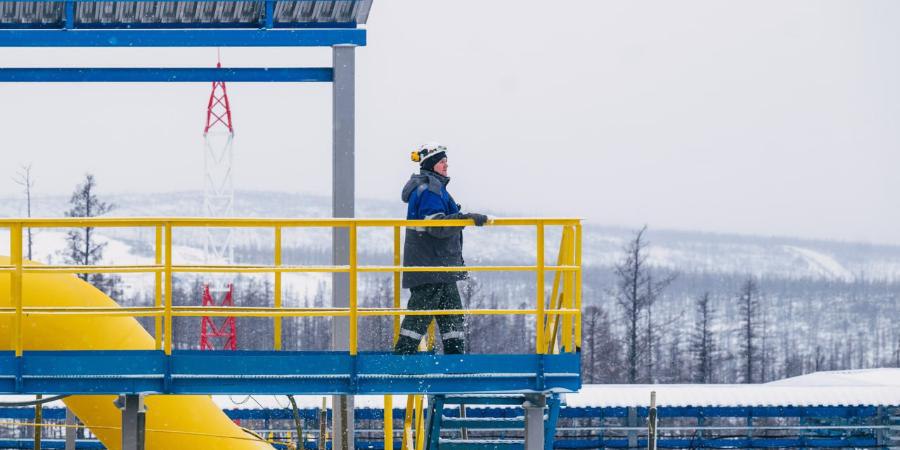 Газпром обновил исторический максимум суточных поставок газа в Китай по магистральному газопроводу Сила Сибири 1 Рекорд получился юбилейным причем дважды ровно годом ранее 1 декабря 2024 г поставки газа по МГП Сила Сибири 1 Восточный маршрут поставок газа в Китай были выведены на максимальный уровень предусмотренный контрактом между Газпромом и CNPC 38 млрд м3 год причем это было сделано на месяц раньше запланированного срока по просьбе китайской стороны с этого момента поставки регулярно шли на сверхконтрактных уровнях а рекорды суточных поставок газа в Китай обновлялись 10 раз с начала 2025 г 8 раз Объявляя о юбилейном рекорде Газпром вновь напомнил что поставленный объем превысил его контрактные обязательства но никаких конкретных показателей не привел Источник фотографии Telegram канал Газпрома подписаться голосовать все новости технологии журнал