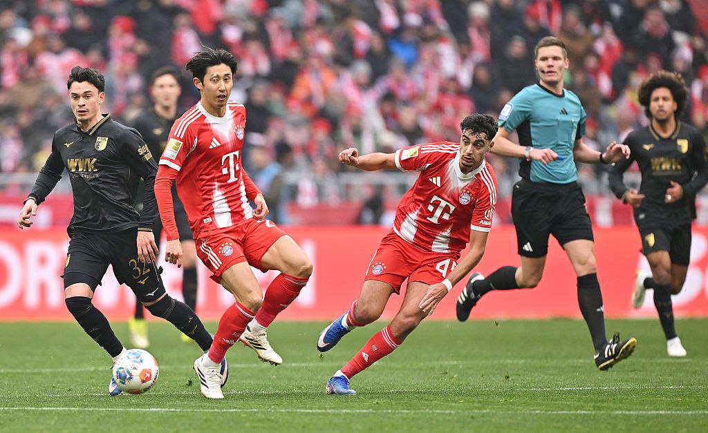 Бавария впервые проиграла в этом сезоне бундеслиги Футболисты Баварии проиграли Аугсбургу со счетом 1 2 в домашнем матче 19 го тура чемпионата Германии В составе победителей голы забили Артур Шавес 75 я минута и Хан Ноа Массенго 81 У проигравших отличился Хироки Ито 23 Бавария впервые проиграла в бундеслиге впервые за 28 матчей и впервые в этом сезоне Ранее в сезоне единственное поражение мюнхенский клуб потерпел от Арсенала в Лиге чемпионов в конце ноября Бавария с 50 очками продолжает лидировать в турнирной таблице чемпионата Германии На втором месте дортмундская Боруссия 39 Аугсбург расположился на 13 й строчке 19 Getty Images Подписаться на РБК Спорт