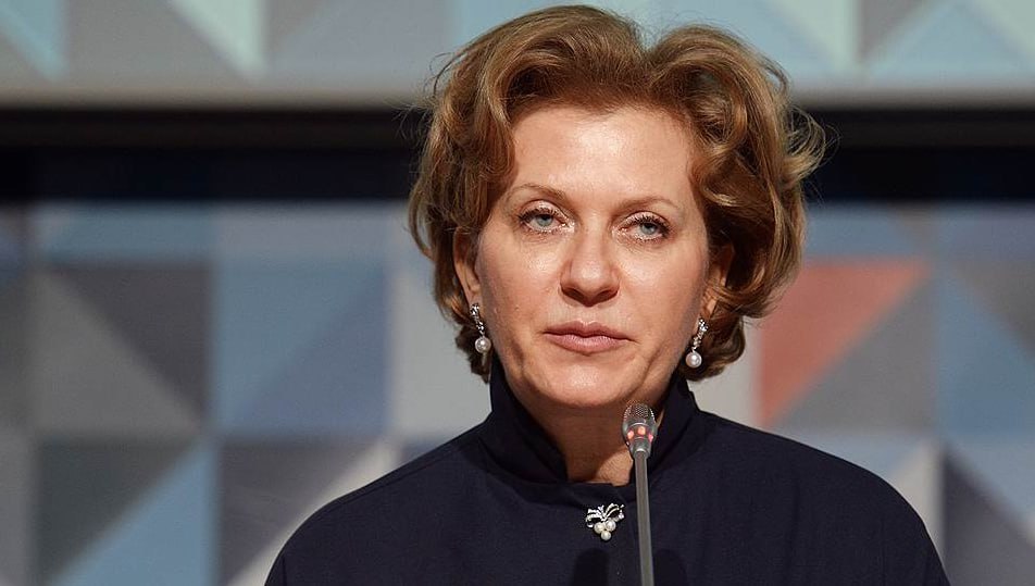 В РФ выявили четыре инфицированных геновариантом COVID-19 Глава Роспотребнадзора Анна Попова сообщила, что в Россию пришел новый геновариант коронавируса. Речь идет о варианте NB 1.8.1. Впервые его обнаружили в начале 2025 года в Китае. Затем тот же генотип распространился на другие азиатские страны, пришел в Индию и США. В России же пока выявили только четыре случая заболевания. «Хочу сказать, что это определенную настороженность должно вызывать», - подчеркнула Анна Попова. Глава Роспотребнадзора при этом считает, что особой опасности этот вариант не представляет — заболевание протекает так же, как и при заражении другими современными штаммами коронавируса. Она отметила, что новый вариант требует внимания специалистов, однако, судя по данным наблюдений, тяжелое течение болезни у заразившихся не наблюдается. Все существующие тест-системы выявляют этот геновариант, поэтому, по словам главы ведомства, пропустить его невозможно. Джинн из Пробирки - Подписаться