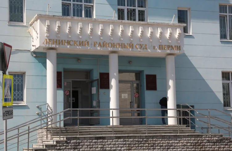 Бывший сотрудник спецслужб заочно осужден в Перми за посредничество в даче взятки Ленинский райсуд вынес приговор в отношении Сергея Москалюка бывшего сотрудника КГБ и ФСБ сообщает РБК Пермь Он признан виновным в покушении на посредничество в передаче взятки в размере 50 тыс Денежные средства он обещал передать неустановленным сотрудникам УФСБ по Санкт Петербургу и Ленинградской области Деньги предназначались за прекращение проверочных мероприятий чекистов касающихся сделки ФГБУ Федеральный центр сердечно сосудистой хирургии имени С Г Суханова и ООО Трансмед по поставке медизделий