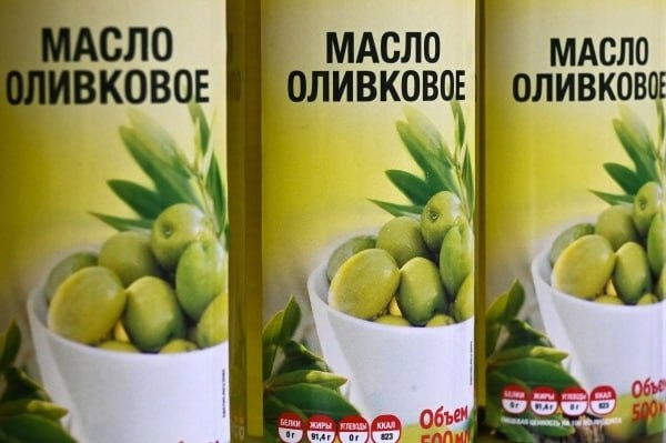 Роскачество выявило признаки фальсификации в половине проверенного оливкового масла Специалисты ведомства исследовали 15 образцов Они сосредоточились на анализе жирнокислотного состава этот метод позволяет с высокой точностью выявить примеси других масел например подсолнечного или рапсового которые незаконно добавляют для снижение себестоимости продукции Признаки фальсификации имеют семь из 15 образцов заявили ТАСС в Роскачестве Среди брендов с признаками фальсификации пять были позиционированы как масло высшего сорта Extra Virgin TM Agrolive Columb Feudo Verde Nygellaoil и Vesuvio Другие торговые марки заявлены как смесь оливковых масел либо как сорт Pomace но экспертиза показала наличие иных примесей При этом эксперты подтвердили качество и чистоту торговых марок Filippo Berio Monini ITLV Vegetelle De Cecco Olivea и Borges Подписаться на Говорит Москва Telegram VK MAX