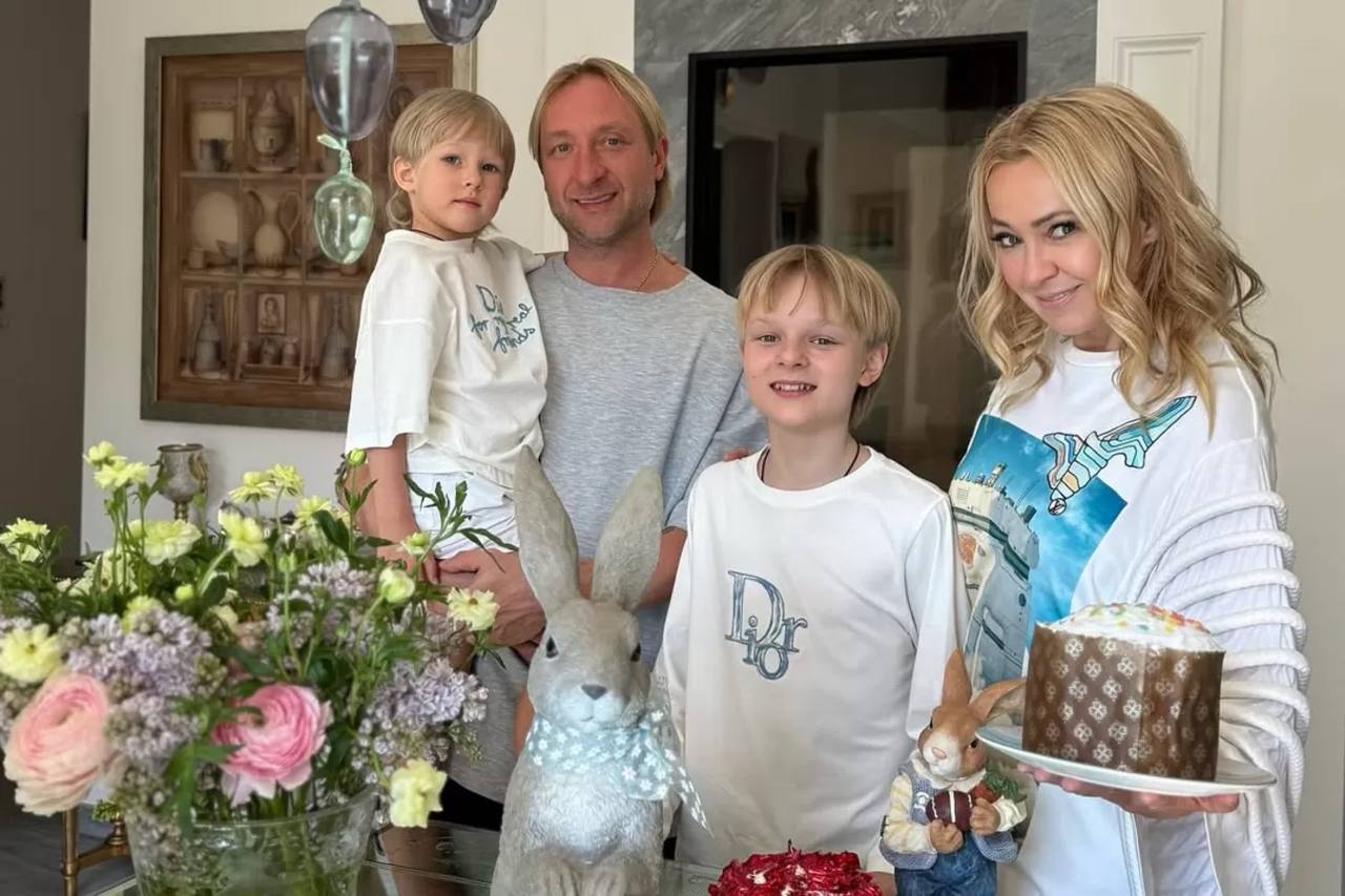 Сын олимпийского чемпиона Евгения Плющенко и Яны Рудковской снова попал под огонь критики в Сети. На этот раз из-за видео, в котором 12-летний Саша выполняет прыжок на льду одновременно со своим знаменитым отцом. В описании родители юного фигуриста указали, что никто в мире повторить это видео не сможет, ведь нет другого титулованного спортсмена, который может со своим ребенком параллельно выполнить на льду этот сложный элемент. Гном Гномыча часто критикуют в Сети из-за его достижений на льду. Многие считают, что сын Яны является достаточно слабым спортсменом и вряд ли в будущем сможет повторить рекорды своего отца. Но родители, как считают эксперты, упорно пытаются поселить у него в голове мысль о его исключительности. На деле же в будущем Саша рискует оказаться в сложной ситуации — без профессии и с потерянным детством. «Что касается психики сына и «оставить без выбора». На тонкий лед вступаете с первым, а насчет второго: Саша Плющенко искренне любит лед и фигурное катание. Вырастет и выберет что-то другое? Слова не скажем. Но у любого ребенка с детства должна были дисциплина, которая потом поможет ему в любой области»,— рассуждает Рудковская. А еще она подчеркнула, что благодаря фигурному катанию ее сын в 12 лет уже самостоятельно заработал себе на квартиру в элитном районе столицы. «А еще у детей должно быть деятельное, развивающее хобби. У него оно уже профессиональное и приносящее деньги! На квартиру-то он на Патриках уже в 12 лет заработал»,— похвасталась продюсер успехами ребенка. 7Дней