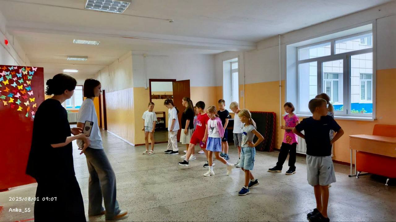 В Томаринском районе дан старт третьим, заключительным сменам детских летних лагерей  На протяжении всего лета местные учреждения открывают свои двери для юных жителей района, предоставляя им возможность провести каникулярное время с пользой. В этом году в населенных пунктах функционируют 6 лагерей с разнообразными программами и активностями.   Летние лагеря становятся настоящей площадкой для реализации творческого потенциала детей, их социализации и активного участия в жизни района. Каникулярные активности напрямую ориентированы на поддержку задач, поставленных перед нами национальным проектом «Молодежь и дети».   Для юных отдыхающих организована насыщенная программа, включающая экскурсии, познавательные занятия, веселые игры, викторины, конкурсы и спортивные соревнования.   По инициативе губернатора Валерия Лимаренко в области введены меры поддержки семей бойцов, погибших в зоне СВО. В рамках этих мер для детей погибших военных предоставляются бесплатные путевки в загородные оздоровительные лагеря Сахалинской области, что позволяет семьям обеспечить детям безопасный и полезный отдых.
