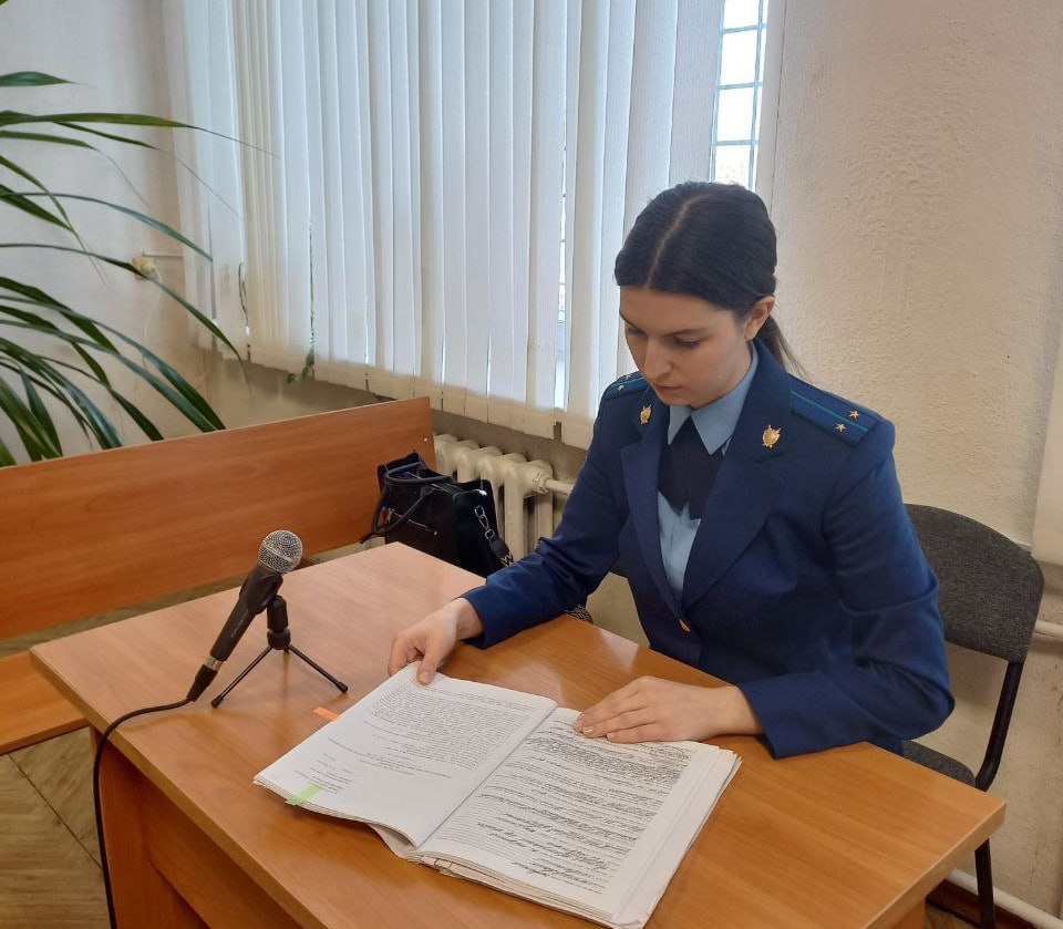 Прокуратура Татищевского района поддержала государственное обвинение по уголовному делу в отношении 20 летнего уроженца Ртищево        Он признан виновным по ч 2 ст 228 УК РФ незаконное хранение наркотических средств без цели сбыта в крупном размере Установлено что в августе 2025 года вблизи лесополосы на территории Татищевского района мужчина обнаружил и забрал сверток с наркотическим веществом метилэфедрон массой 98 98 гр При виде сотрудников полиции подсудимый пытаясь избежать ответственности выбросил наркотическое средство на землю  С учетом позиции государственного обвинителя суд назначил виновному наказание в виде 3 лет лишения свободы с отбыванием в исправительной колонии строгого режима