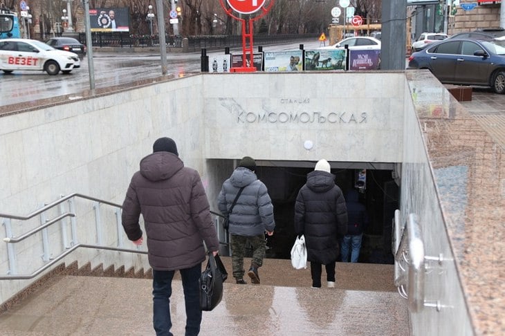 В Волгограде вернули мрамор на входе станции «Комсомольская»  Власти Волгограда сообщили о завершении первого этапа по ремонту двух входных групп подземных пешеходных переходов станции «Комсомольская». Как сообщает ИА «Высота 102», специалисты, несмотря на непогоду, провели восстановление железобетонного основания лестницы и облицовку сооружения натуральным камнем.   Подробнее