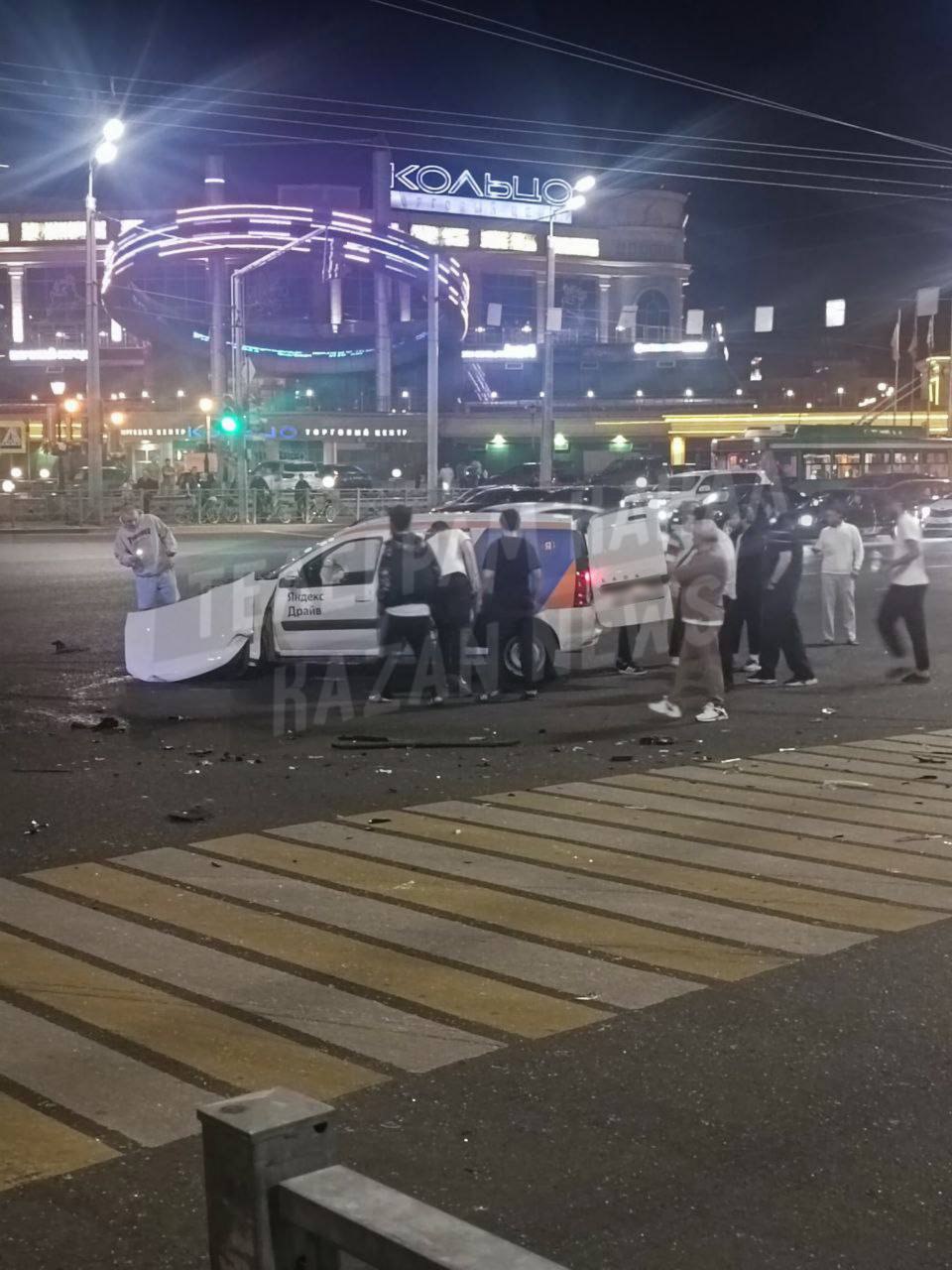 На видео попала жесткая авария в центре Казани ДТП произошло прошлым вечером на Профсоюзной. От удара одна из машин вылетела с дороги, пишут очевидцы. Есть ли пострадавшие неизвестно, но на месте заметили медиков скорой. Кадры: tg-канал «Kazan News» Подписаться на «Вечерку»