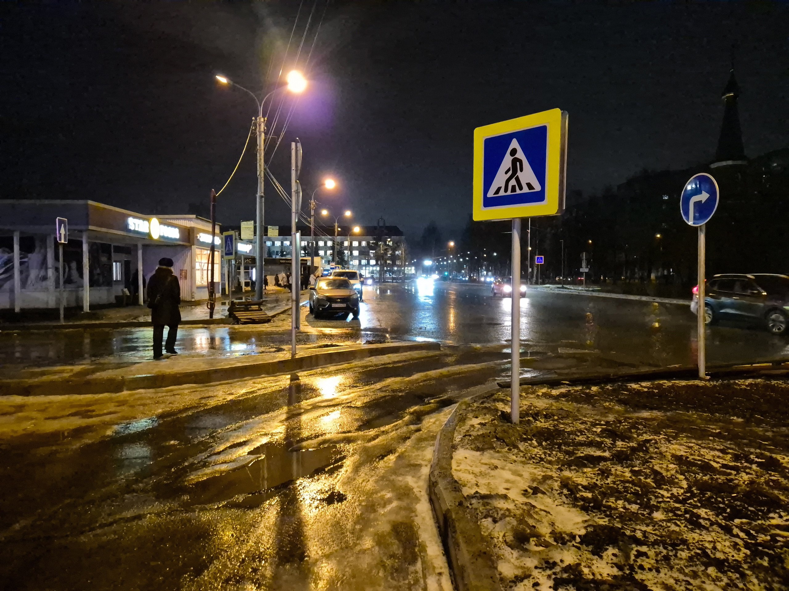 Чиновники не запланировали тротуар для пешеходов на ж/д вокзале!  В любых ответах, что пешеходам теперь нормально и безопасно не пройти до остановки, двигаясь с Дзержинского, сообщают, что тротуар не был запроектирован. Но в первоначальном проекте он как раз есть, его просто не вставили в госзакупку.  В госзакупке указали только асфальтирование парковки, разметку и установку знаков, которые никто не соблюдает. Пешеходы вынуждены идти по парковке или земле, на которой трава, скорее всего, появится самосевом через несколько лет.  Открытый же Архангельск предлагает обходить по тому пути, что на фото. Там не сделано для пешеходов ничего, а просто разрушено после реконструкции. Предлагаю мэру Мореву с чемоданчиком прогуляться от своего дома и ощутить все прелести Архангельска или хотя бы посмотреть, как тут «наблагоустраивали».  #короткоиподелу #михаилшишов #архангельскаяобласть