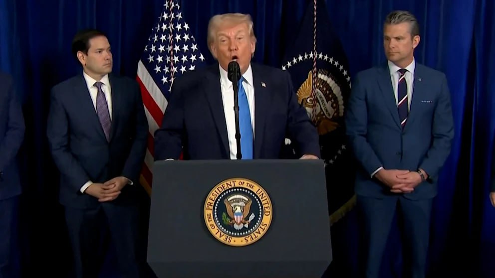 Я не в восторге от Путина заявил Трамп Пресс конференцию по поводу спецоперации в Венесуэле президент США Дональд Трамп завершил ответом на вопрос о Владимире Путине Он сказал что не обсуждал с Путиным захват диктатора Николаса Мадуро и добавил Я не в восторге от Путина Он убивает слишком много людей По словам Трампа украинцев в Киеве злонамеренно убивают а война превратилась в кровавую бойню Президент США также признал что не смог примирить Россию и Украину хотя считал ранее что этот конфликт уладить будет проще других BILD Russian