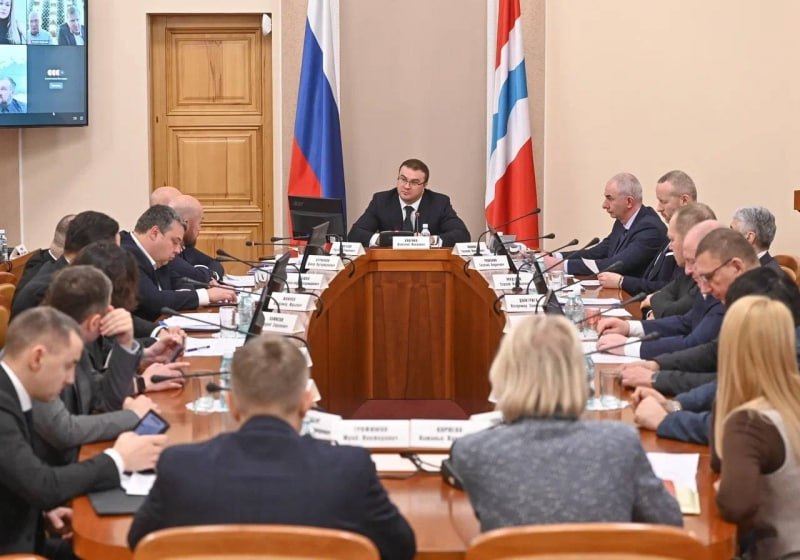 В Омске подтвердили планы по продолжению благоустройства набережной Иртыша Губернатор Омской области Виталий Хоценко провёл рабочее совещание по проекту реконструкции набережной Иртыша Власти подтвердили готовность переходить к следующим этапам работ Сейчас согласовывается концепция благоустройства участка от Иртышских ворот до улицы Ивана Алексеева После её утверждения подрядчики смогут выйти на объект Проектная документация для участка от Таубе до Фрунзе уже прошла госэкспертизу объявлен конкурс на благоустройство набережной Тухачевского Работы также продолжаются в районе парка Зелёный остров