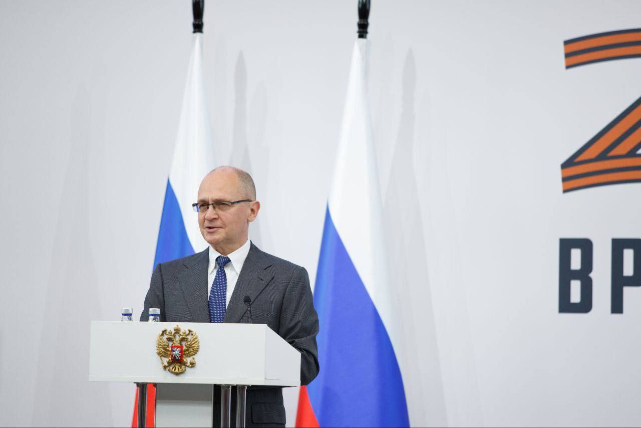 Стартовало обучение второго потока президентской образовательной программы «Время Героев»  К учебе приступят 85 участников, среди которых 31 Герой России, 72 кавалера ордена мужества. Участников напутствовали руководство и организаторы программы «Время героев».  Первый заместитель Руководителя Администрации Президента Российской Федерации Сергей Кириенко открыл обучение второго потока президентской программы «Время героев».  «29 февраля 2024 года в своем послании Федеральному собранию Президент впервые сказал о создании этой программы. Это личная идея Президента, его последовательная позиция, заключающаяся в том, что люди, которые доказали свой патриотизм, свою преданность стране в условиях специальной военной операции, и есть настоящая элита страны. Мы выполняем поручение Президента, реализуя эту программу на базе Мастерской "Сенеж"», – обратился он к участникам второго потока.   Ректор Президентской академии Алексей Комиссаров рассказал о том, что не только участники учатся на программе «Время героев», это обоюдный процесс:   «За прошедший год не только участники первого потока получили много новых знаний и навыков, но и мы, все организаторы, учились у каждого из 83 участников первого потока».  Герой России, кавалер четырех орденов Мужества, участник программы Тимур Курилкин поделился впечатлениями от программы:   «Я ожидаю, что это обучение позволит приобрести новые профессиональные навыки и адаптироваться к новым вызовам. Воспринимаю этот курс как возможность развития, возможность не только понять, но и перенять лучшие практики у признанных лидеров в сфере управления».  Программа «Время героев» реализуется по поручению Президента России Владимира Путина Высшей школой государственного управления Президентской академии на базе Мастерской управления «Сенеж». За год с начала обучения Программы, более 40 участников первого потока получили назначения в органы федеральной, региональной власти и госкорпорации.  Подробнее – на сайте Программы.  #времягероев #вшгу #ранхигс #президентскаяакадемия