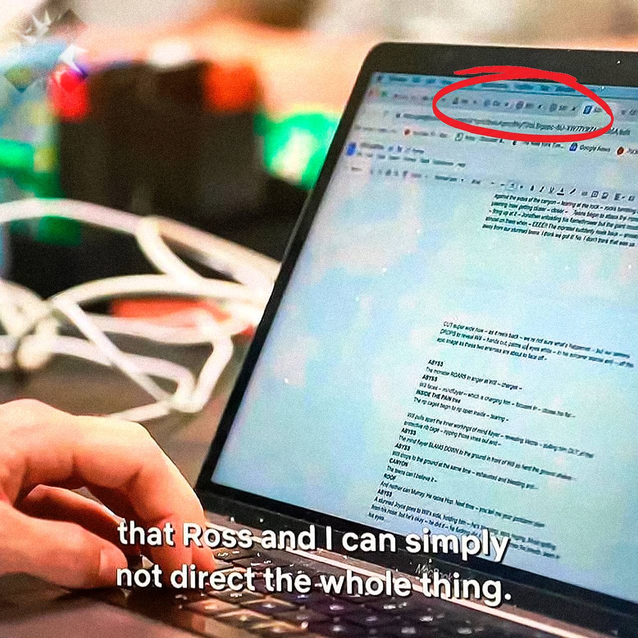 Финал Очень странных дел подозревают в соавторстве с нейросетью Зрители разглядели в доке о создании финального сезона вкладки ChatGPT на ноутбуке сценариста прямо рядом с файлом сценария На этом фоне всплыл ещё один факт финальный эпизод начали снимать без прописанной концовки а ключевые сцены придумывали уже в процессе съёмок Отдельно всех добило признание что вопрос с демопсами и демо летучими мышами в финальной битве просто оставили висеть в воздухе после замечаний команда решила не усложнять себе жизнь и ничего не возвращать В итоге фанаты уверены что финал лепили в спешке активно подглядывая в ИИ а не выстраивая продуманное завершение истории   ну и что в этом такого я в шоке ИИ так бы не запорол финал НМШ
