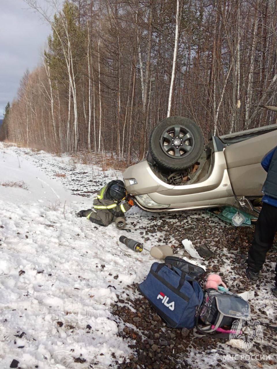 Девочка, которую зажало в машине после аварии на трассе Чита — Иркутск 26 октября, сейчас находится в реанимации в тяжелом состоянии. Об этом   сообщили в краевом Минздраве.  ДТП произошло утром в Хилокском районе края. Водитель грузовика Mercedes-Benz Actros не справился с управлением, выехал на встречную полосу и столкнулся с автомобилем Toyota Land Cruiser.