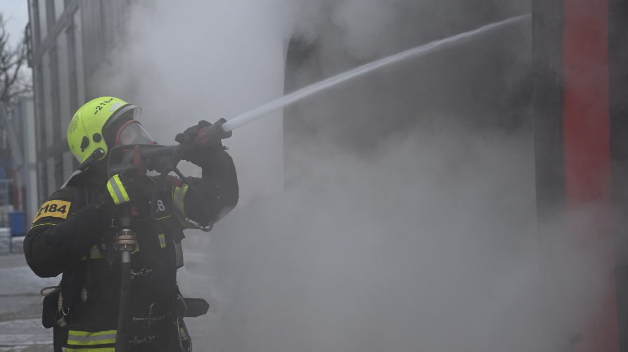 Женщина пострадала при пожаре в Воронеже В Воронеже на улице Краснозвездной 18 произошел пожар в многоквартирном доме в результате которого пострадала женщина проживающая а четвертом этаже Как сообщили в пресс службе регионального ГУ МЧС 23 февраля ее госпитализировали в Областную клиническую больницу 1 ОКБ 1 Сообщение о возгорании поступило в экстренные службы в 17 13 и судя по кадрам очевидцев в социальных сетях пламя практически мгновенно охватило жилые помещения По данным МЧС на втором этаже квартира выгорела дотла огонь уничтожил внутреннюю отделку и имущество на всей площади На третьем этаже вспыхнул балкон а дым быстро заполнил лестничные пролеты и верхние жилые зоны Пожарным удалось полностью ликвидировать горение к 17 41