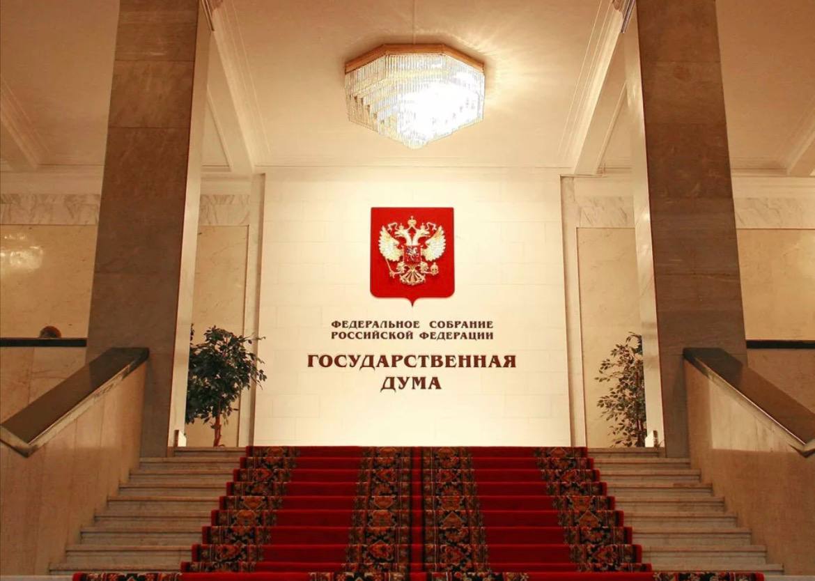 В Госдуме предложили разрешить менять поликлинику раз в 3 месяца Сейчас россияне могут выбрать или сменить поликлинику только раз в год Депутаты под руководством Ярослава Нилова предлагают сократить этот срок до трёх месяцев По словам авторов инициативы многие граждане сталкиваются с перегрузкой медицинских учреждений очередями или нехваткой нужных специалистов Более частая смена поликлиники позволит людям быстрее находить удобное и качественное обслуживание особенно если человек переехал сменил работу или просто недоволен уровнем сервиса Законопроект планируют внести в Госдуму 14 октября Если его одобрят россияне смогут чаще менять поликлинику без бюрократических сложностей достаточно будет подать заявление в новую медорганизацию или через портал Госуслуги Фото из открытых источников