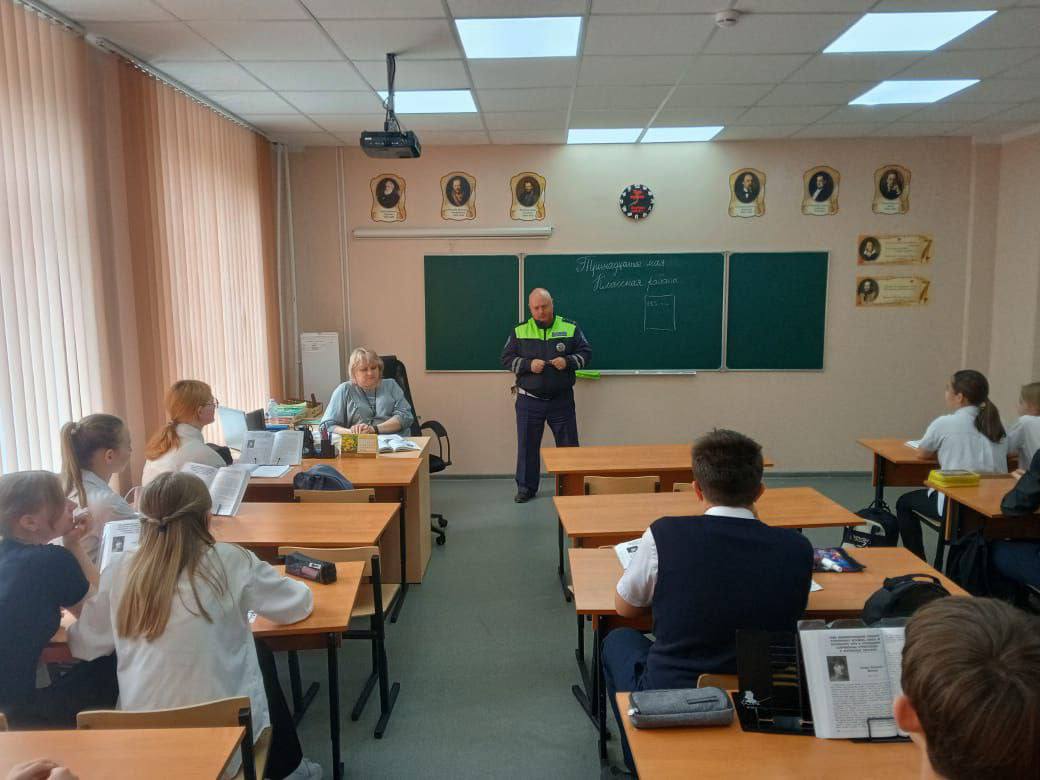 Сотрудник отделения Госавтоинспекции МОМВД России «Шиловский» провел профилактическое мероприятие с учащимися МБОУ «Шиловская СОШ 1» Целью данной беседы является воспитание у детей осознанной необходимости в знании и соблюдении ПДД. Основной темой занятия стало формирование у детей правильного поведение на дорогах. Сотрудник Госавтоинспекции рассказал основные правила дорожного движения для пешеходов, о том какие опасности могут подстерегать детей на дорогах и как их избежать. Кроме того, сотрудник полиции напомнил о необходимости использования световозвращающих элементов на одежде в темное время суток Госавтоинспекция призывает регулярно объяснять несовершеннолетним, что самое важное на дороге-это внимательность и осторожность!