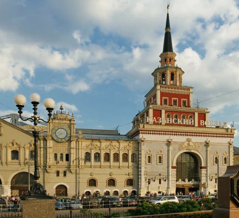 В Москве на взятке попались начальник Казанского вокзала Игорь Черников на фото и его зам Максим Белецкий. Схема стара как сам вокзал: 1,3 миллиона за покровительство при ведении бизнеса в стенах крупнейшего железнодорожного узла. Оба под домашним арестом. Занятно другое - это уже третий начальник вокзала в XXI веке, попавшийся на взятке.