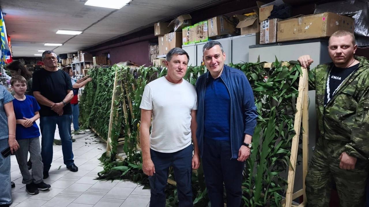 Исполняющий обязанности Губернатора Курской области Александр Хинштейн встретился с представителями Курского регионального отделения Гражданского комитета России Глава Курского регионального отделения Общероссийского общественного движения «Гражданский комитет России», сооснователь гуманитарного волонтерского движения «Полк Марго» Роман Кривцов принял участие во встрече с врио Губернатора Курской области Александром Хинштейном. «Когда небольшая группа превращается в целую армию. После того, как я обратился к курянам с просьбой рассказать о людях, достойных представления к государственным наградам по поручению Президента, почти четверть всех комментариев в ВК была посвящена «Полку Марго». Накануне сам приехал познакомиться и посмотреть на работу волонтёров», - сообщил в соцсети Александр Хинштейн. Подробности
