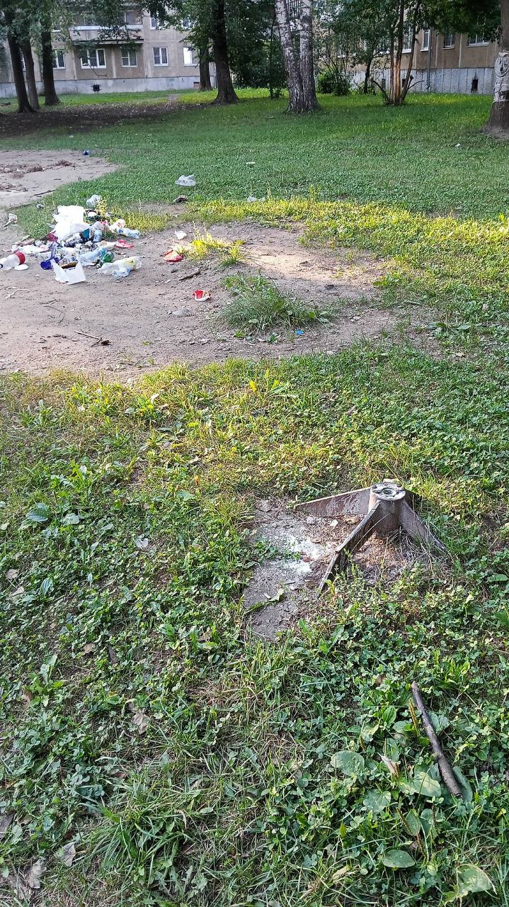 В Ярославле брагинцы пожаловались на варварский демонтаж детского городка  При этом, по словам людей, они просто просили навести порядок на территории, а вместо этого детей лишили места для игр.  С жалобой к главе региона обратилась жительница брагинского двора.  «Сегодня на улице Панина,32 был варварски демонтирован детский городок. Люди просили просто навести порядок на площадке, отремонтировать песочницу, провести ремонт качели, демонтировать сломанные скамейки. В результате выдрали всё: и нормальный детский городок, и песочницу, и качель, даже бетонные урны утащили. Как это называется? По-моему, это просто издевательство над жителями и плевок всем нам. Просьба привести городок в надлежащий вид и вернуть песочницу на место», — требует она.  В доказательство ярославна прилагает фото того, что осталось во дворе после визита техники.  «Всё, что осталось для счастливого детства… Наш дружный двор — одна большая семья, вместе проводим праздники, которые устраиваем сами для своих детей — и вот…  Дети со слезами смотрят, взрослые в шоке от таких действий ответственных лиц. После выхода ответственного сигнальная лента была только на качелях, всё остальное, что было в детском городке — было принято решение в хорошем состоянии!», — пишет автор обращения.  Напомним, это далеко не первый случай, когда ярославцы просят отремонтировать отдельную деталь детского городка, после чего приезжают рабочие и демонтируют оборудование полностью.    Подписаться        Чат Свободный Ярославль