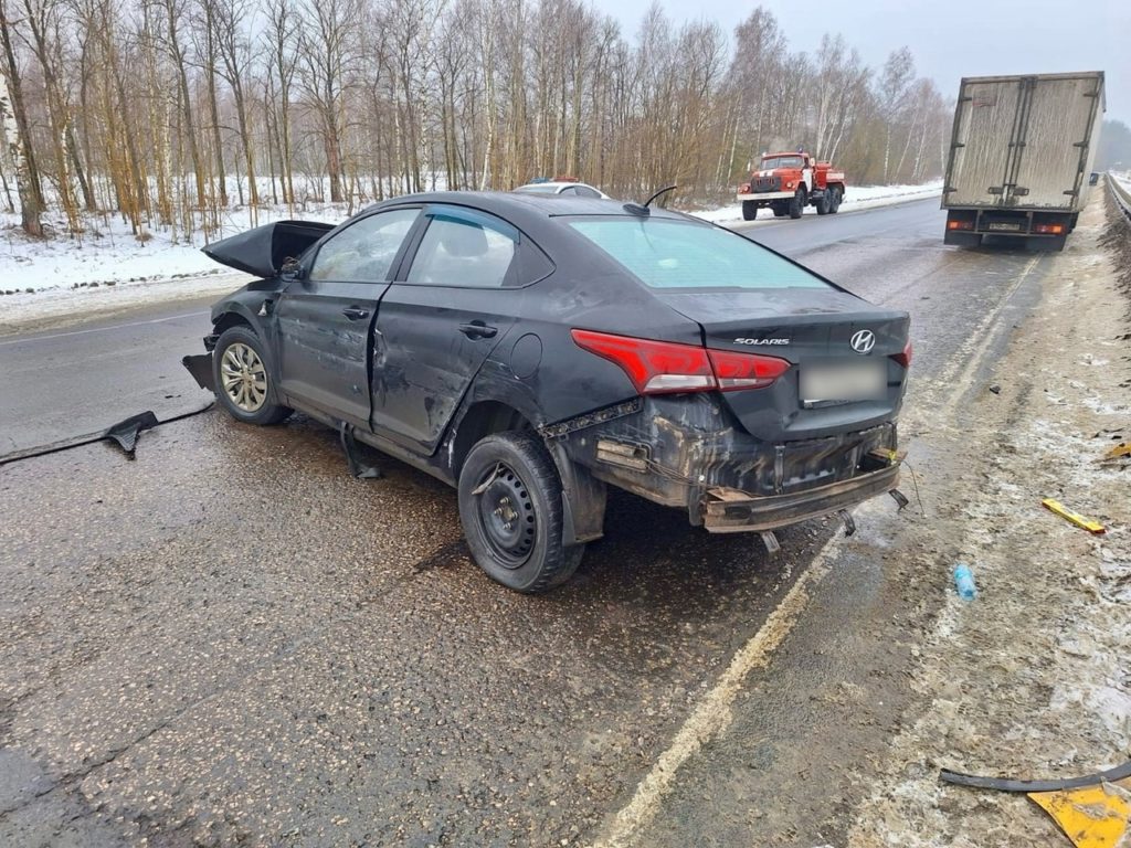 В Рязанской области произошло смертельное ДТП  Как сообщает региональная Госавтоинспекция, ДТП произошло 26 января примерно в 07:00 на 393-м километре автодороги «М5-Урал» в Сасовском округе. Здесь столкнулись «Хендай Солярис», «Шевроле Малибу» и «Джили Атлас».  В результате происшествия 28-летний пассажир автомобиля «Джили Атлас» скончался на месте ДТП. 28-летний водитель автомобиля «Джили Атлас» и его пассажиры в возрасте 36, 25 и 23-лет, а также 27-летний водитель автомобиля «Хендай Солярис» и его 17, 20 и 49-летние пассажиры с различными травмами были доставлены в больницу.  По факту ДТП проводится проверка. Обстоятельства происшествия устанавливаются.