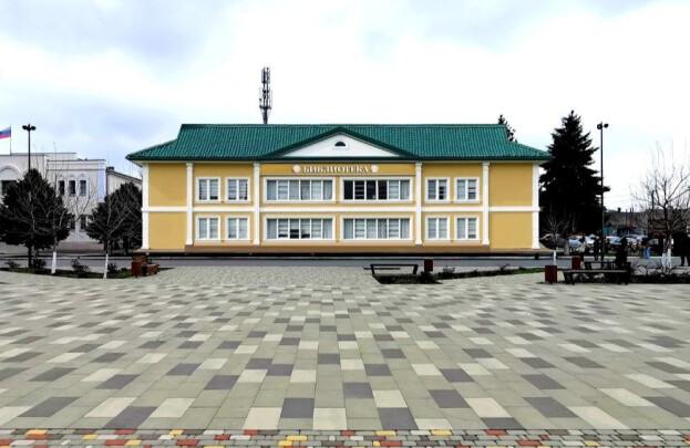 На Дону капитально ремонтируют библиотеки и школы искусств В Мясниковском районе Ростовской области начался капитальный ремонт межпоселенческой центральной библиотеки. Модернизация проводится в рамках федерального проекта «Семейные ценности и инфраструктура культуры», входящего в национальный проект «Демография». На обновление библиотеки, которое не проводилось более 20 лет, выделено более 10 млн рублей, большая часть которых поступит из федерального бюджета. Работы планируется завершить до 1 августа. «В фонде библиотеки – более 40 тысяч экземпляров различных изданий. Ее ежегодно посещают более 20 тысяч читателей. Уверен, что сотрудники и посетители учреждения с нетерпением ждут ее обновления. Для сферы культуры Мясниковского района это большое событие», – отметил первый заместитель губернатора Ростовской области Игорь Гуськов. В регионе продолжается обновление объектов культуры благодаря национальному проекту «Семья». В Морозовском районе ремонтируют библиотеку им. Пушкина, а в Целинском районе после капитального ремонта открылась детская школа искусств, оснащенная новым оборудованием. Южная служба новостей