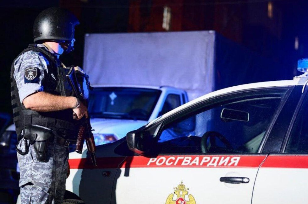 Росгвардеец спас женщину после взрыва гранаты в Донецке Женщина получила осколочные ранения ног из-за взрыва гранаты в квартире многоквартирного дома. Росгвардеец оказал потерпевшей первую помощь и передал ее в руки медиков. Он также задержал мужчину, который незаконно хранил боеприпас. Читать полностью Подписаться