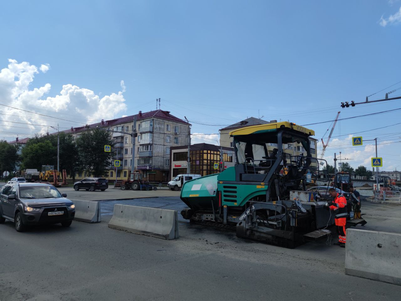 Подрядная организация «Водного Союза» выполняет работы по укладке чистового слоя асфальта по проспекту Машиностроителей, в районе пересечения с улицей Дзержинского, без полного перекрытия движения на данном участке.  Решение принято, чтобы не создавать неудобств жителям. В настоящий момент работы по укладке асфальта на данном участке продолжаются  В ночные часы данные участок также останется открытым для движения транспорта.