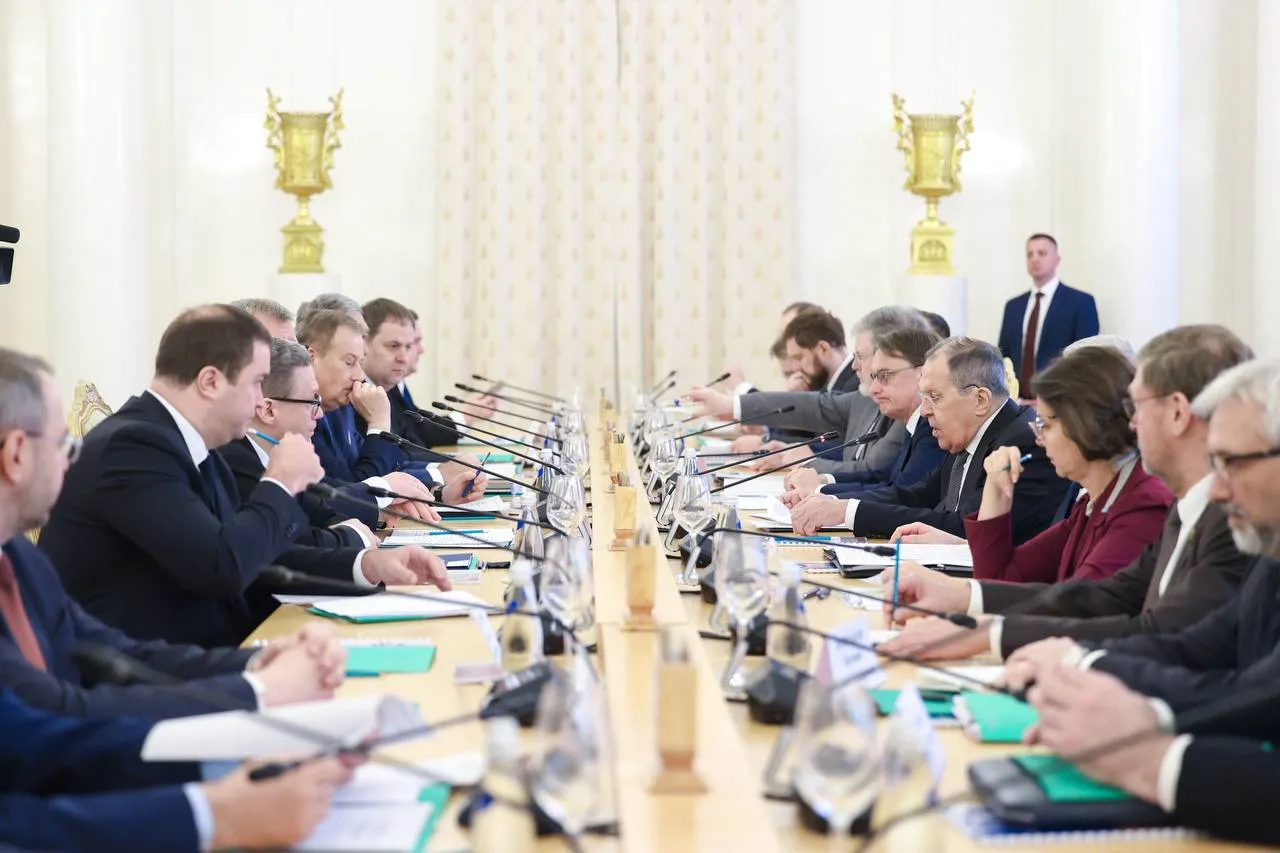 8 апреля в Особняке МИД под председательством Министра иностранных дел Российской Федерации С В Лаврова состоялось 46 е заседание Совета глав субъектов СГС Российской Федерации при МИД России по тематике развития межрегионального сотрудничества с африканскими государствами в контексте подготовки третьего саммита РоссияАфрика В работе Совета приняли участие глава Республики Мордовия губернаторы Амурской Астраханской Вологодской Ленинградской Омской областей руководящие сотрудники Администрации Президента и Аппарата Правительства Российской Федерации федеральных органов законодательной и исполнительной власти представители Свердловской и Смоленской областей Открывая заседание С В Лавров подчеркнул стратегический характер курса на наращивание сотрудничества со странами Африки способствующего укреплению их суверенитета преодолению проявлений неоколониализма содействие становлению континента в качестве одного из центров формирующегося многополярного мироустройства Выступление С В Лаврова на 46 м заседании Совета глав субъектов Российской Федерации при МИД России по тематике межрегионального сотрудничества с африканскими странами Отмечен растущий вклад субъектов Российской Федерации в развитие торгово экономических и гуманитарных связей с партнёрами на континенте С сообщениями об отношениях со странами Африки выступили губернаторы Вологодской области Г Ю Филимонов Омской области В П Хоценко а также глава Республики Мордовия А А Здунов По итогам обсуждения доклада руководителя рабочей группы СГС губернатора Астраханской области И Ю Бабушкина члены Совета приняли развёрнутые рекомендации которые будут использованы при подготовке к предстоящему в текущем году третьему саммиту Россия Африка Участники заседания также рассмотрели перспективы кооперации российских регионов с Индией и странами Юго Восточной Азии Работа Совета по данной проблематике будет продолжена в рамках рабочей группы СГС во главе с губернатором Ленинградской области А Ю Дрозденко Губернатор Амурской области В А Орлов проинформировал о деятельности в г Благовещенске Центра компетенций российско китайского делового сотрудничества федерального уровня как инструмента координации двусторонних межрегиональных связей