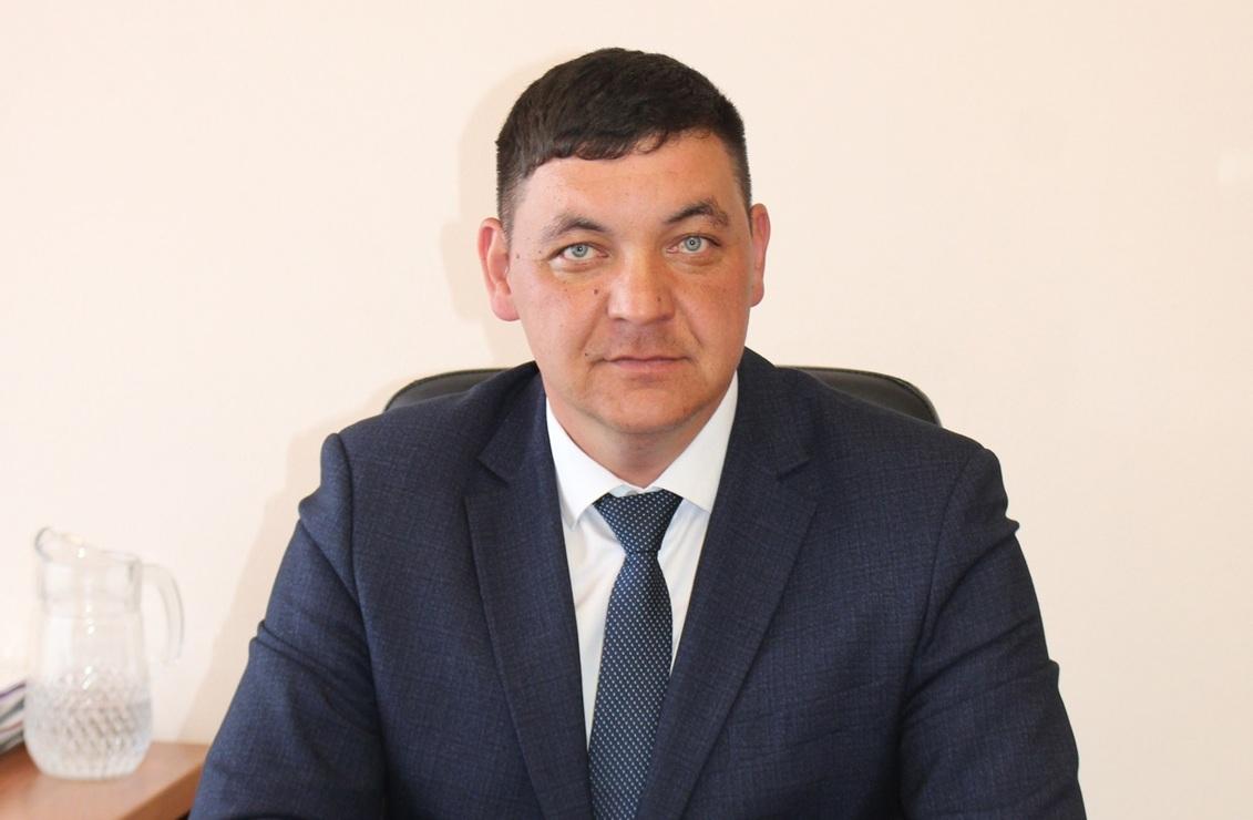 Ерекмеевский район Башкирии возглавил Рустам Алимгафаров Избранного местными депутатами чиновника на совещании представил глава республики Радий Хабиров. Он подчеркнул предыдущий успешный опыт работы Рустама Алимгафарова на посту главы администрации Янаульского района. Ранее администрацию Ермекеевского района возглавлял Ильшат Райманов. Он ушёл в отставку по собственному желанию. Выборный