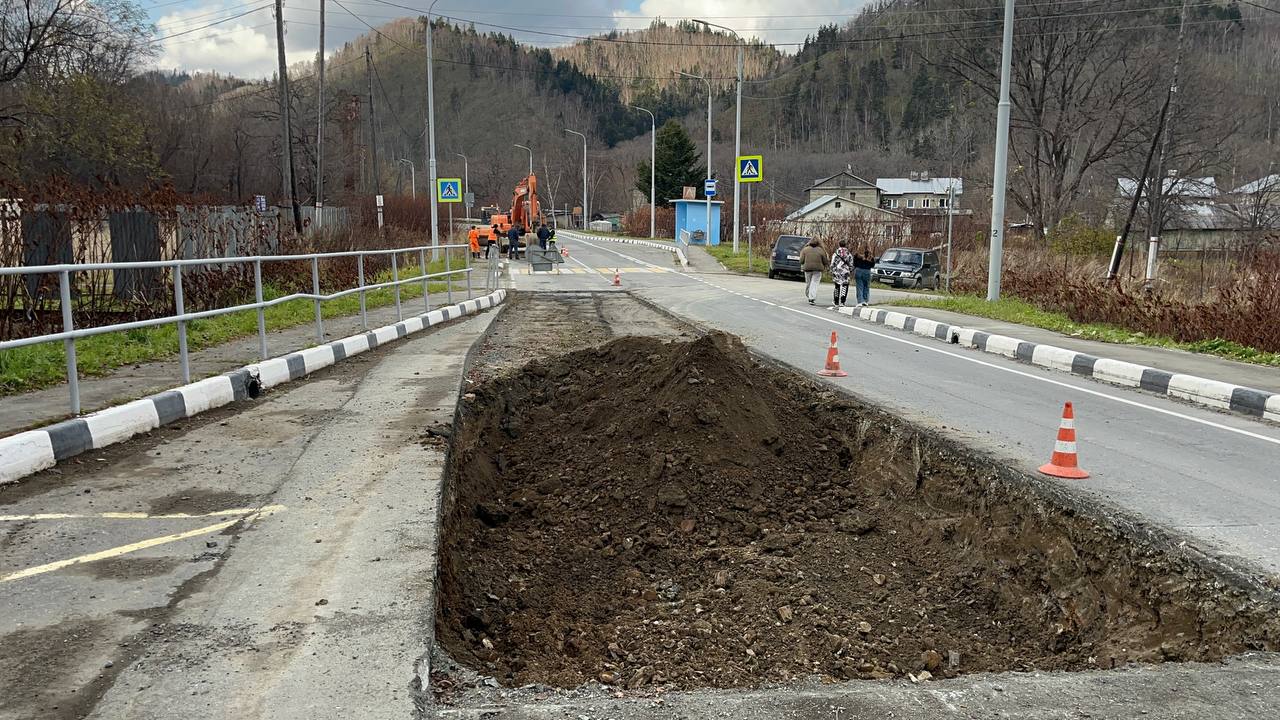 На дороге Огоньки — Невельск приступили к ремонту покрытия   Сейчас работы проходят на 3-м километре – здесь устраняют провалы асфальтобетонного покрытия, трещины и колейность. Ранее дорогу на наличие дефектов обследовали специалисты Сахалинавтодора.   На автодороге Огоньки — Невельск работы осложняются интенсивным движением транспорта, однако там трудится опытная бригада, поэтому ремонт идет в штатном режиме. Всего подрядчик устранит 56 дефектов на участке с 3 по 41 км. О многих из них нам ранее сообщали граждане через официальные каналы связи. Завершить работы планируется до 10 ноября,   — рассказал первый замминистра транспорта и дорожного хозяйства Сахалинской области Эдуард Ри.   Напомним, что на этой неделе в Невельском районе также приступили к восстановлению асфальтобетонного покрытия на 4–13 км автодороги Невельск – Шебунино.