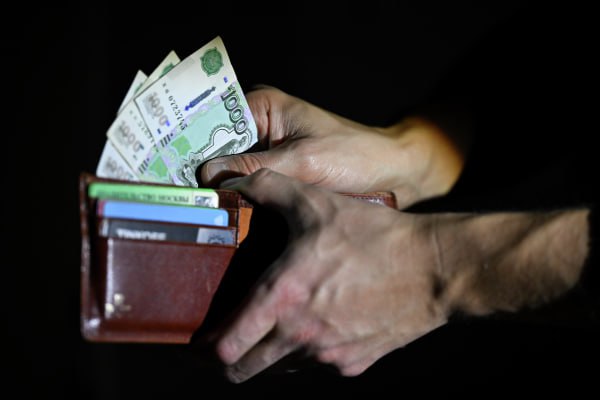 В ГД внесут законопроект о ежегодной индексации зарплат Выплаты должны быть не ниже официальной инфляции Документ разрабатывали все партийные фракции нижней палаты парламента В настоящее время предусматривается обязанность всех работодателей в коммерческой сфере проводить индексацию зарплат в целях сохранения её покупательной способности однако срок и периодичность повышения выплат не установлены Введение нормы по мнению авторов инициативы обеспечит более чёткий и предсказуемый механизм защиты трудовых прав сотрудников Подписаться на Говорит Москва Telegram VK MAX