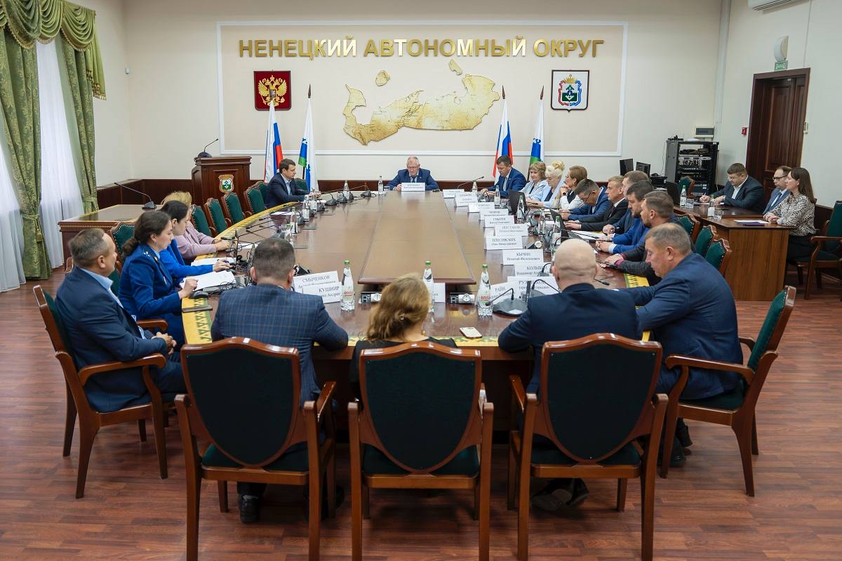 Окружные депутаты изберут губернатора НАО в Единый день голосования Об этом сообщает пресс служба регионального парламента по итогам заседания комитета которое состоялось сегодня Депутатам предстоит выбрать одного из трёх кандидатов на пост главы НАО предложенных президентом РФ Для избрания на должность губернатора Ненецкого автономного округа Владимир Путин внёс на рассмотрение регионального парламента кандидатуры временно исполняющей обязанности губернатора НАО Ирины Гехт депутата окружного Собрания Михаила Райна и депутата Совета Заполярного района Татьяны Антипиной Избрание губернатора Ненецкого автономного округа проводится открытым голосованием Избранным считается кандидат за которого проголосовало большинство от установленного числа депутатов Собрания депутатов округа В случае если ни один кандидат не набрал необходимого числа голосов проводится повторное голосование по двум кандидатам набравшим наибольшее число голосов По итогам уже повторного голосования избранным считается кандидат получивший наибольшее число голосов депутатов Очередная 21 я сессия состоится в 11 00 14 сентября в актовом зале Администрации НАО Фото Алексей Орлов НАО24