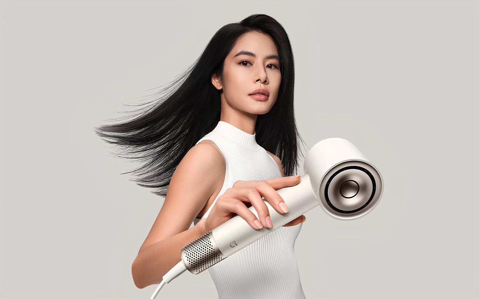 Xiaomi выпустила нового «убийцу Dyson» чуть ли не в 10 раз дешевле.   У новенького Mijia Water Ion мотор на 110 000 об/мин  как у самого нового фена Dyson , а также функция нейтрализации статического электричества и увлажнения волос «наноионами воды», которые берутся из влаги в воздухе.   Цена в Китае — 4500 ₽  ¥379 .